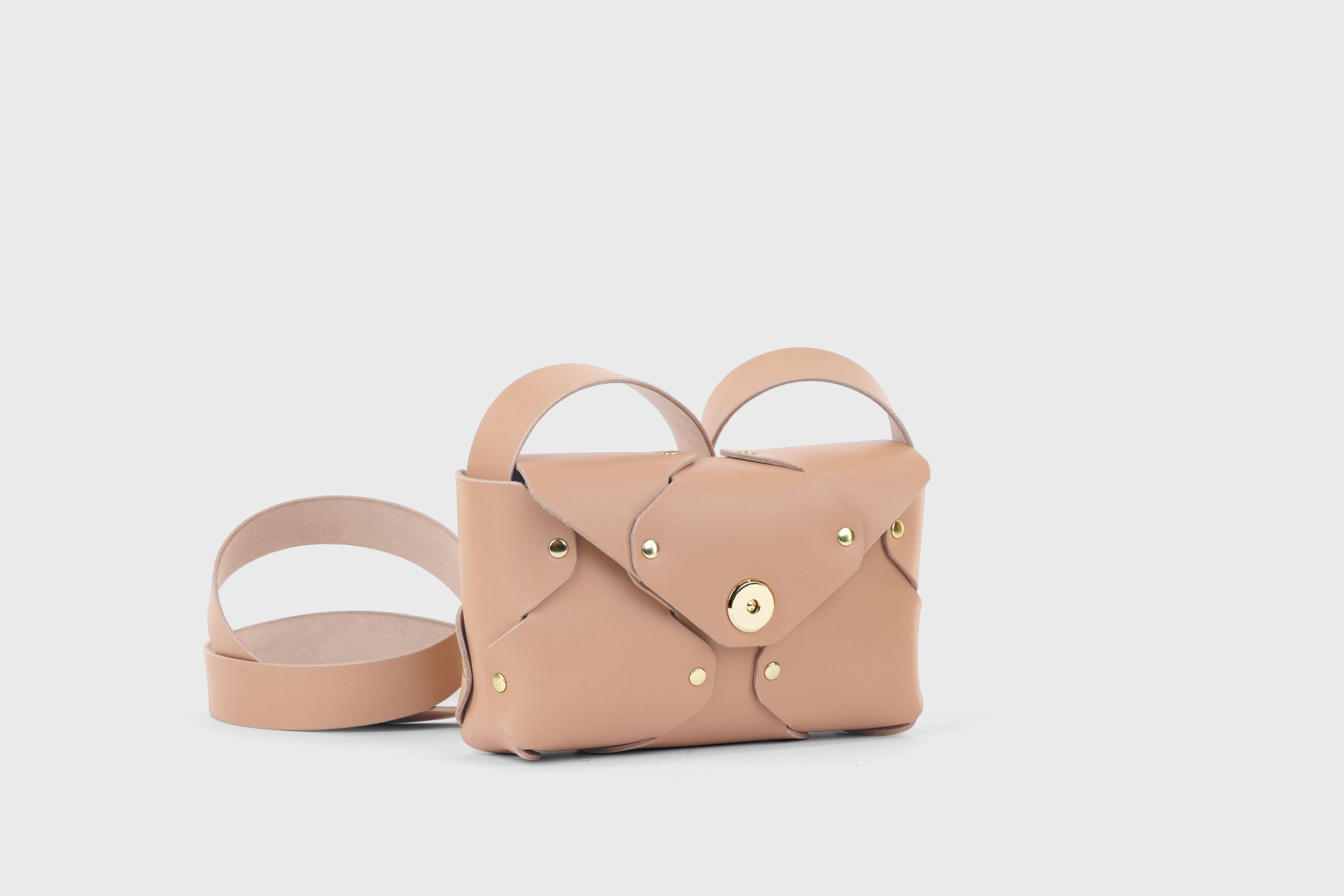 Tamara Bag Natural Color Leather Vegetable Tanned Leather Minimalist Modern Design Rivets Brass Premium Shoulderbag Atelier Madre Manuel Dreesmann Barcelona Spain