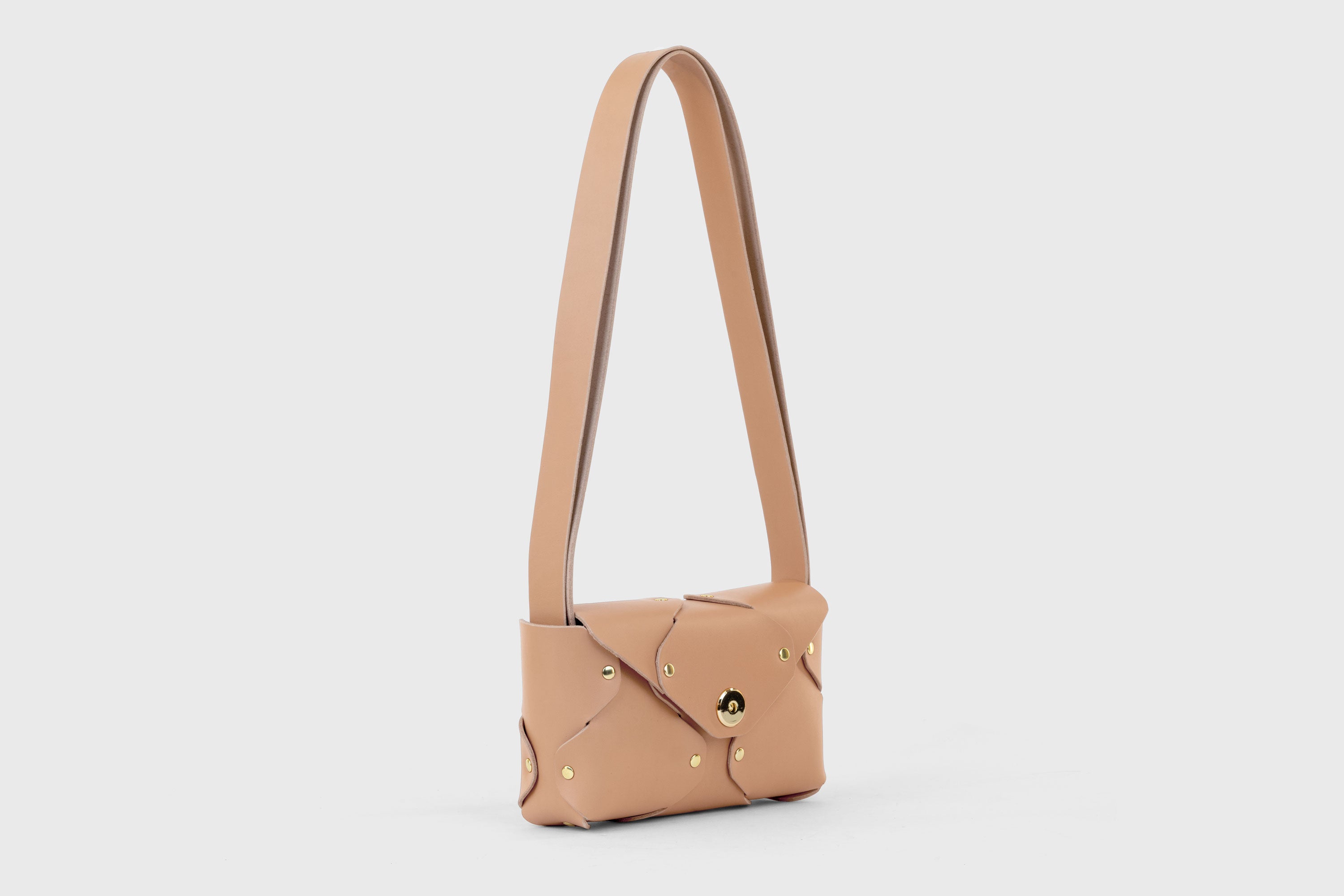Tamara Bag Natural Color Leather Vegetable Tanned Leather Minimalist Modern Design Rivets Brass Premium Shoulderbag Atelier Madre Manuel Dreesmann Barcelona Spain