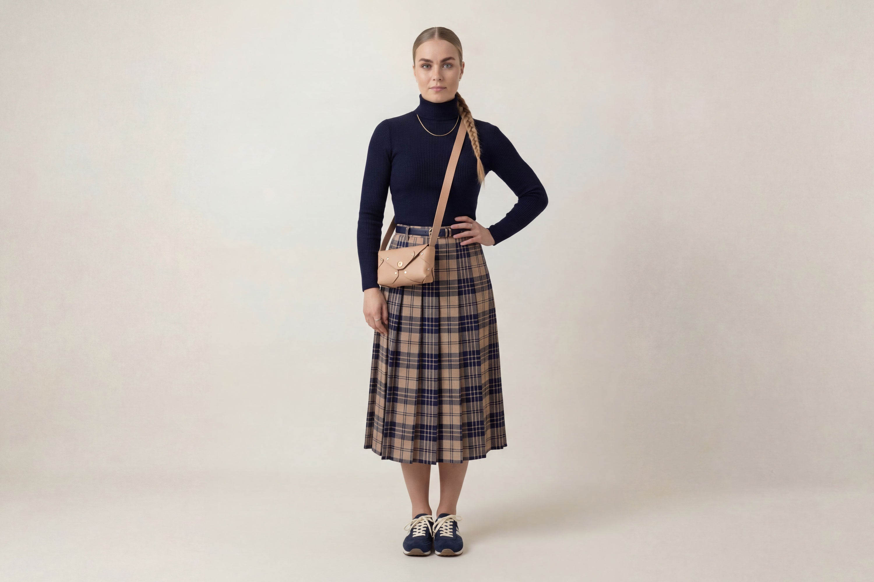 Tamara Bag Natural Color On A Woman Model Leather Vegetable Tanned Leather Minimalist Modern Design Rivets Brass Premium Shoulderbag Atelier Madre Manuel Dreesmann Barcelona Spain