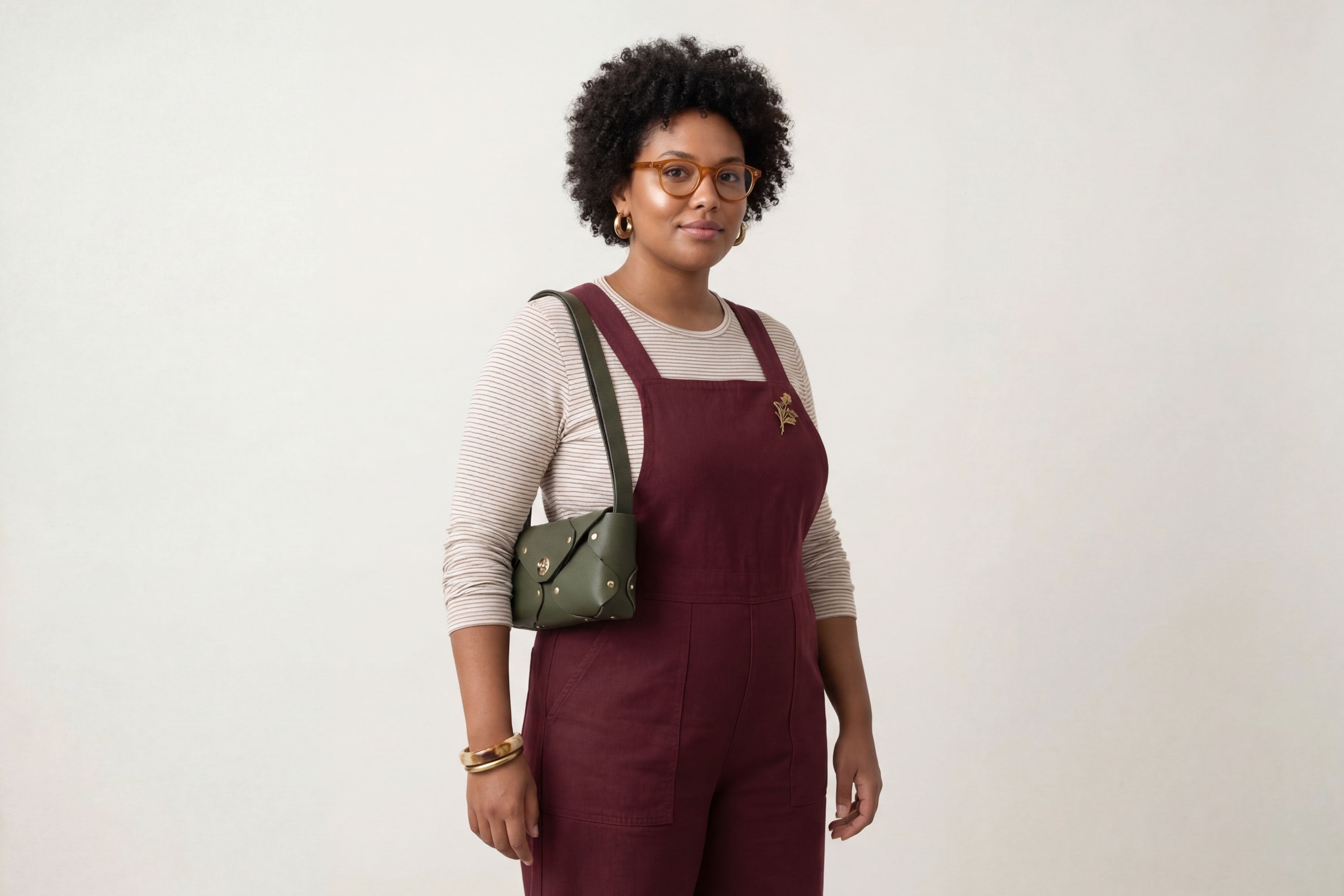 Tamara Bag Olive Green Color On A Woman Model Leather Vegetable Tanned Leather Minimalist Modern Design Rivets Brass Premium Shoulderbag Atelier Madre Manuel Dreesmann Barcelona Spain