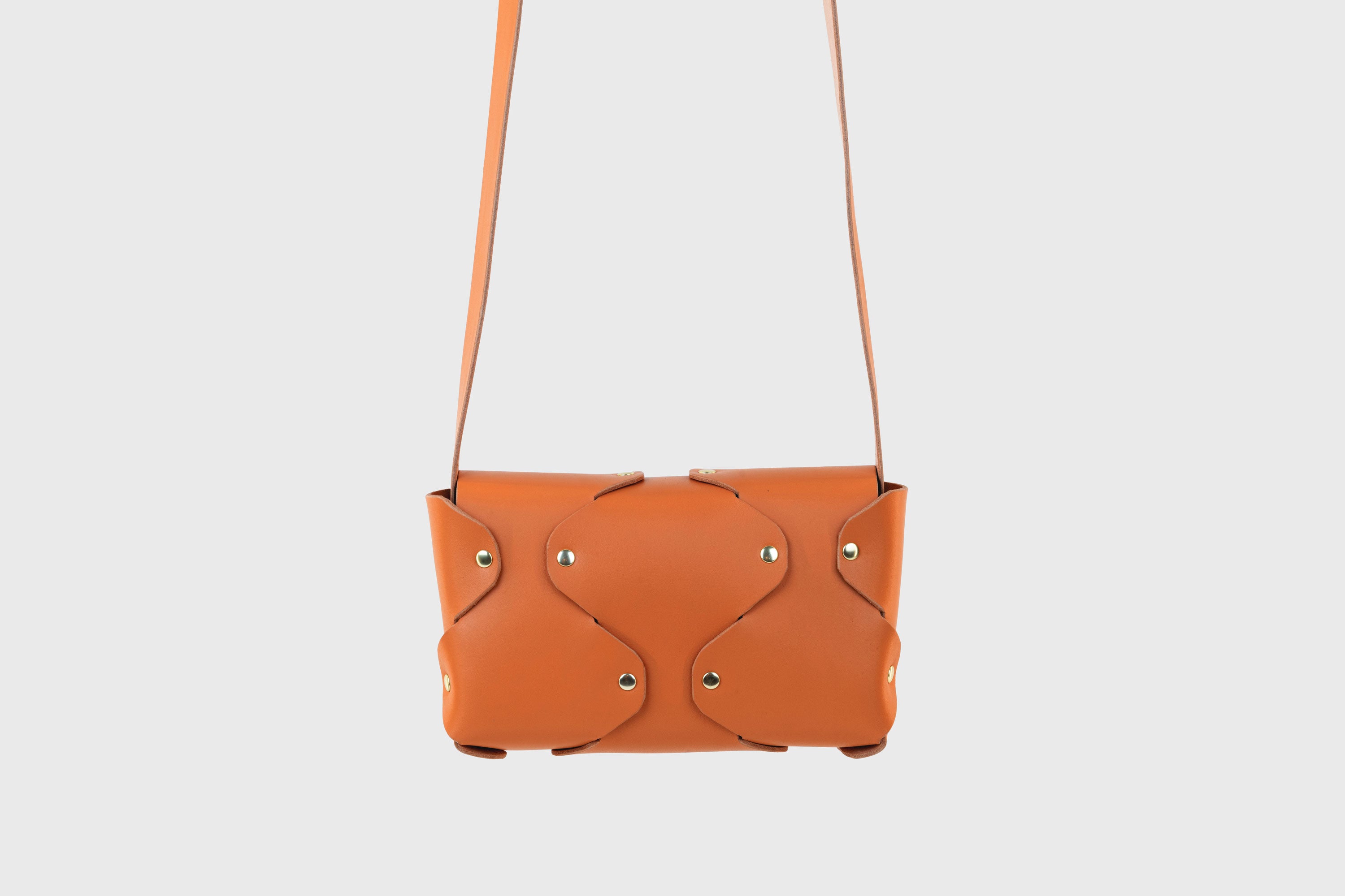 Tamara Bag Orange Color Leather Vegetable Tanned Leather Minimalist Modern Design Rivets Brass Premium Shoulderbag Atelier Madre Manuel Dreesmann Barcelona Spain
