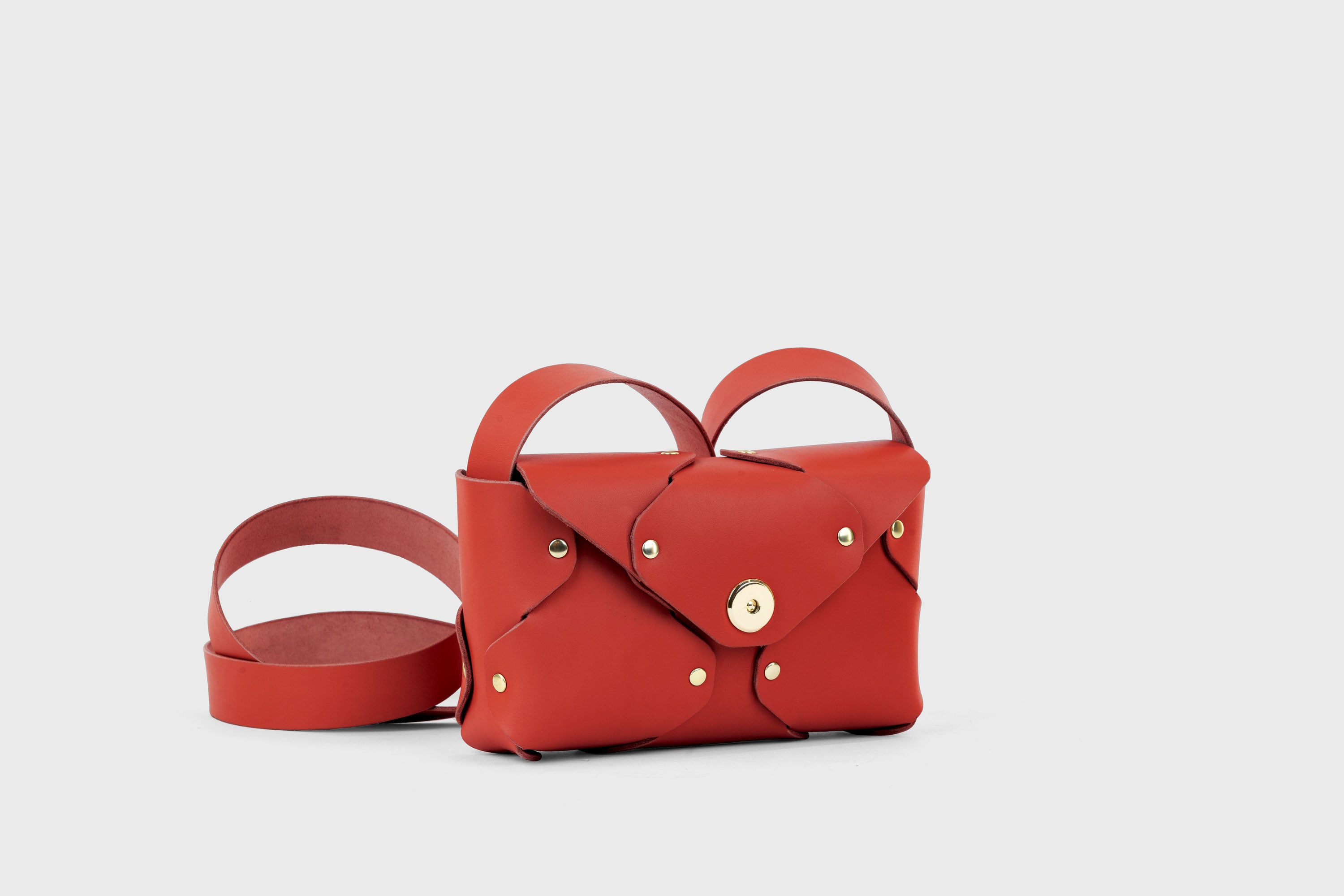 Tamara Bag Red Color Leather Vegetable Tanned Leather Minimalist Modern Design Rivets Brass Premium Shoulderbag Atelier Madre Manuel Dreesmann Barcelona Spain