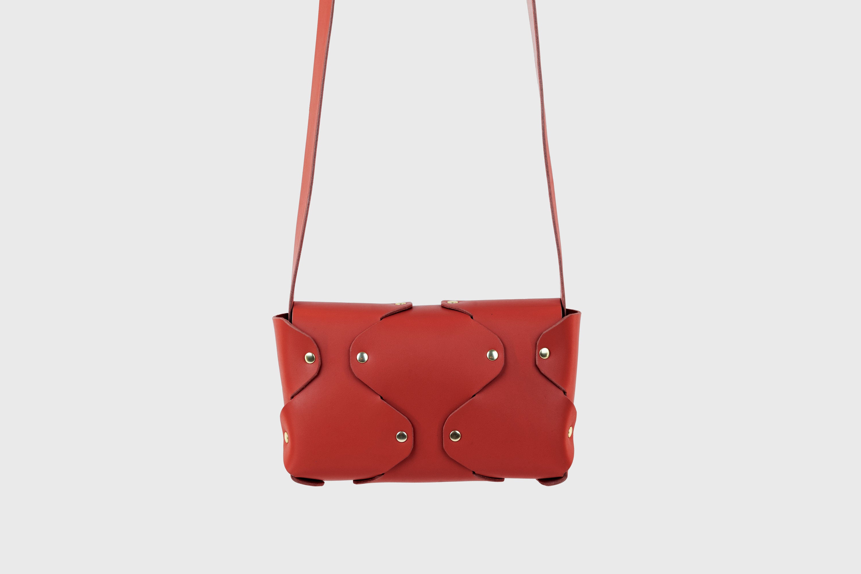 Tamara Bag Red Color Leather Vegetable Tanned Leather Minimalist Modern Design Rivets Brass Premium Shoulderbag Atelier Madre Manuel Dreesmann Barcelona Spain