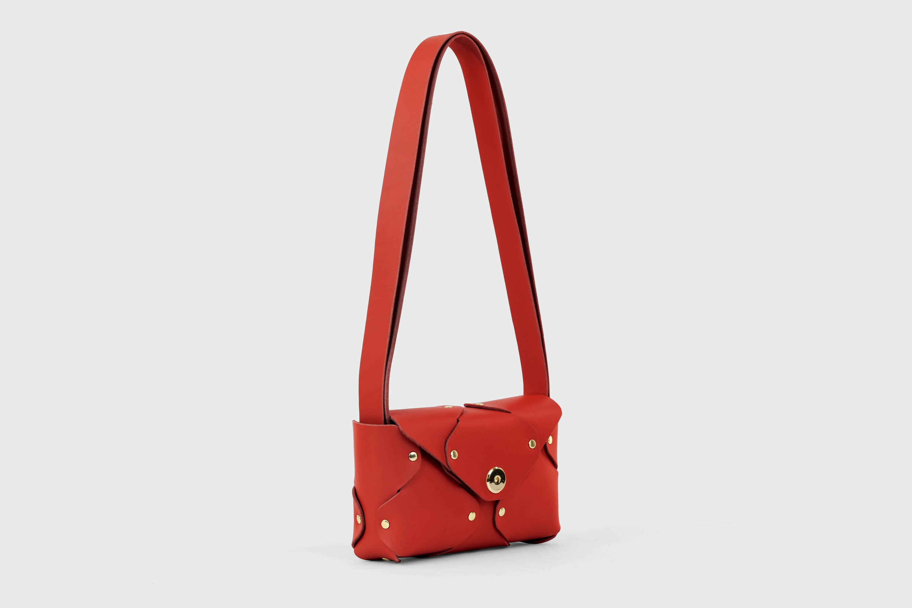 Tamara Bag Red Color Leather Vegetable Tanned Leather Minimalist Modern Design Rivets Brass Premium Shoulderbag Atelier Madre Manuel Dreesmann Barcelona Spain