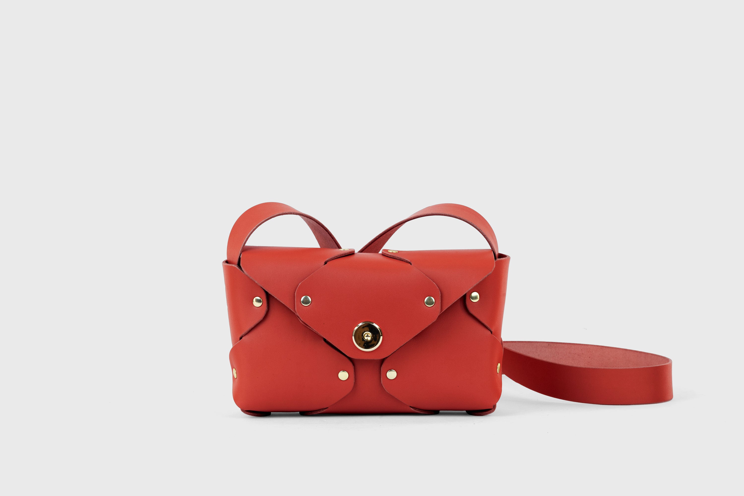Tamara Bag Red Color Leather Vegetable Tanned Leather Minimalist Modern Design Rivets Brass Premium Shoulderbag Atelier Madre Manuel Dreesmann Barcelona Spain