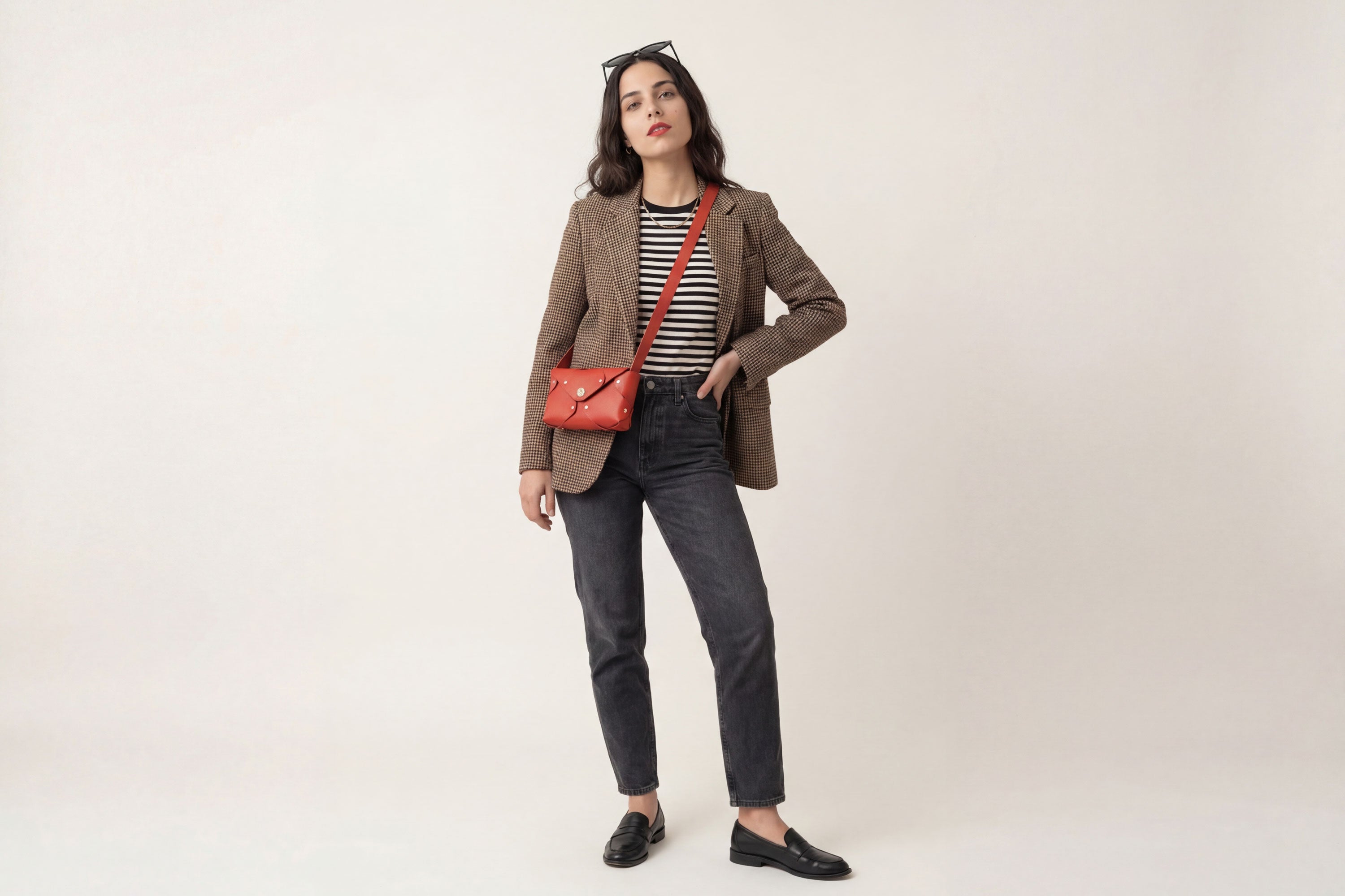 Tamara Bag Red Color On A Woman Model Leather Vegetable Tanned Leather Minimalist Modern Design Rivets Brass Premium Shoulderbag Atelier Madre Manuel Dreesmann Barcelona Spain