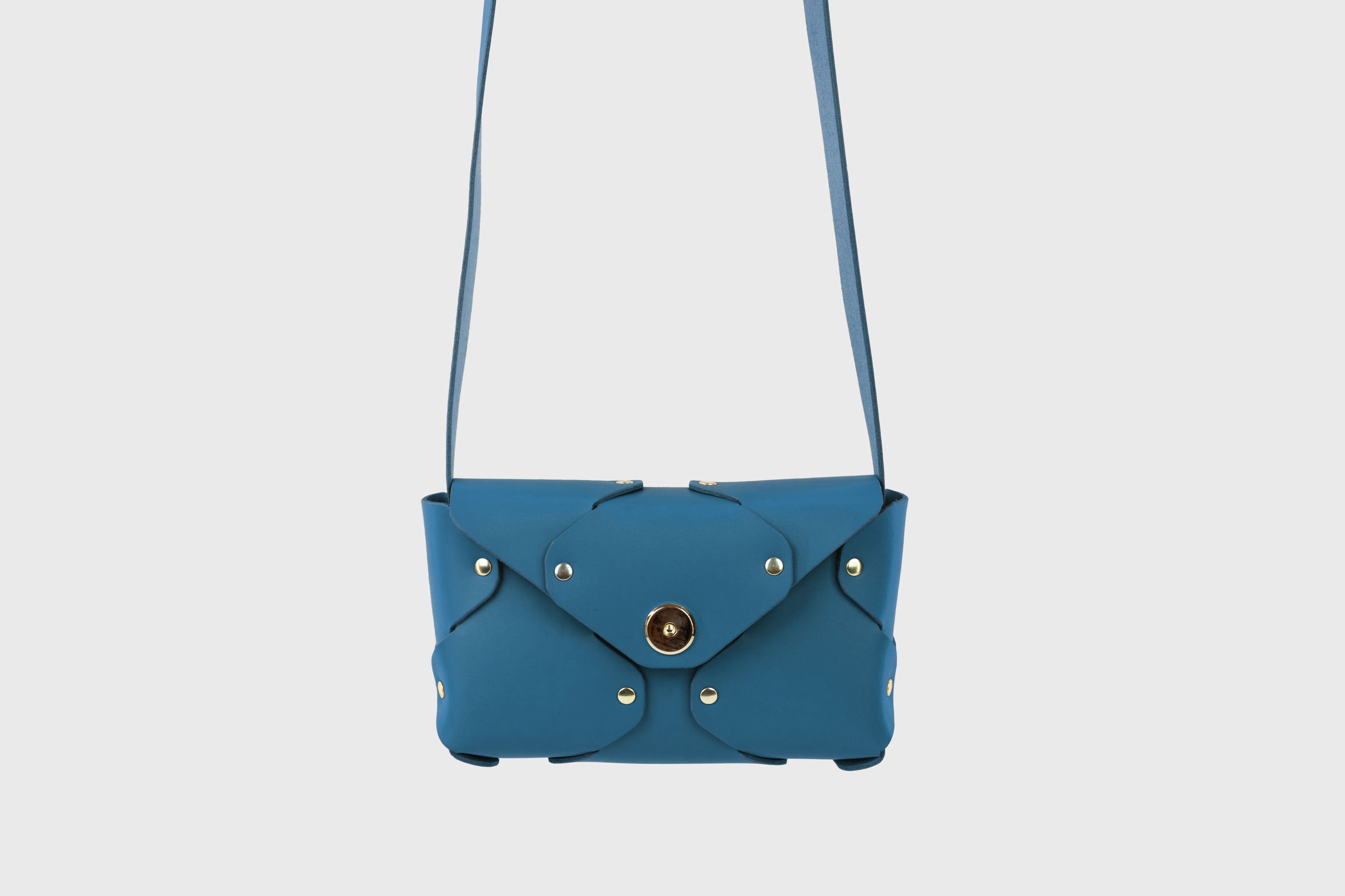 Tamara Bag Royal Blue Color Leather Vegetable Tanned Leather Minimalist Modern Design Rivets Brass Premium Shoulderbag Atelier Madre Manuel Dreesmann Barcelona Spain