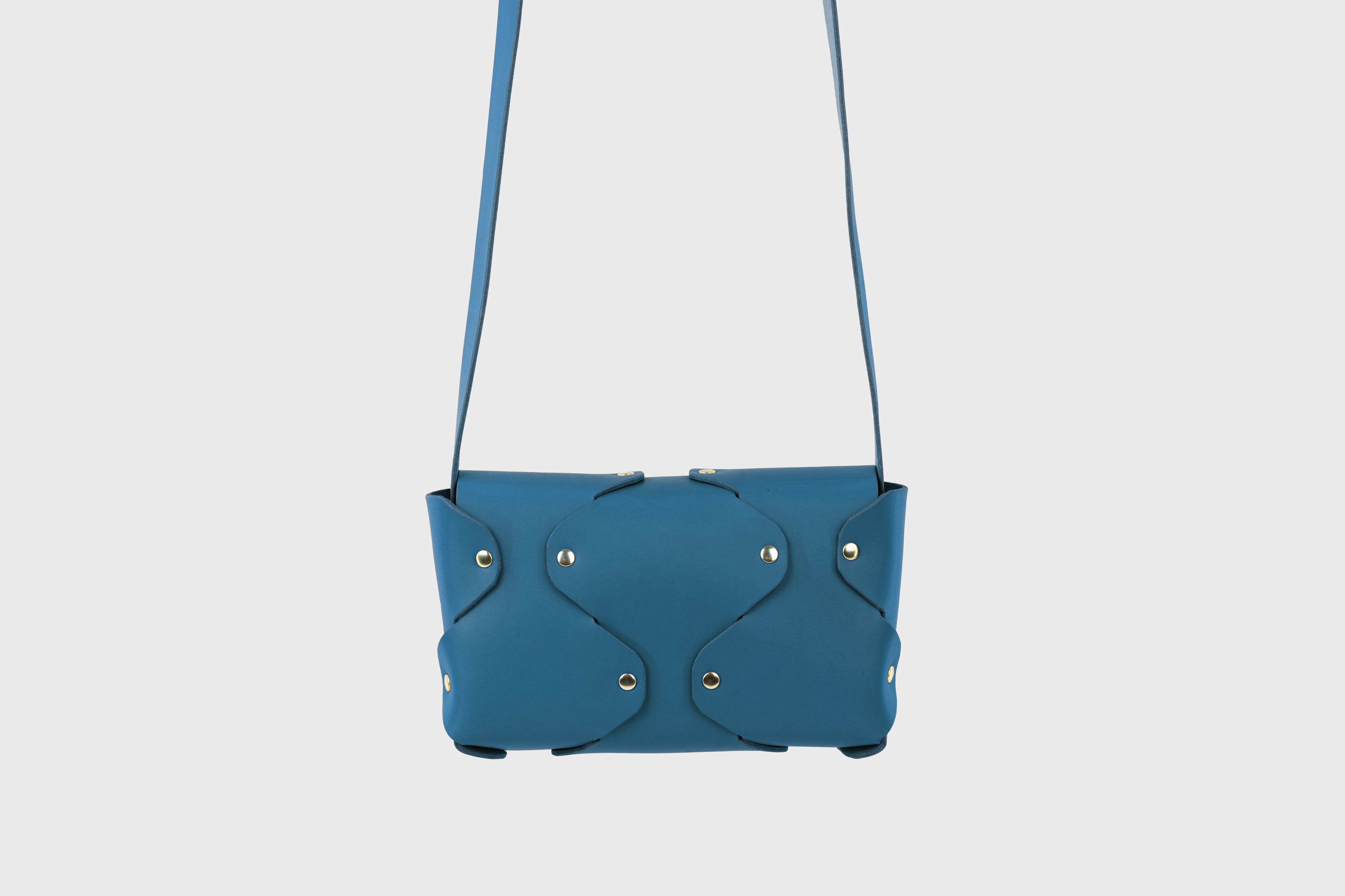 Tamara Bag Royal Blue Color Leather Vegetable Tanned Leather Minimalist Modern Design Rivets Brass Premium Shoulderbag Atelier Madre Manuel Dreesmann Barcelona Spain