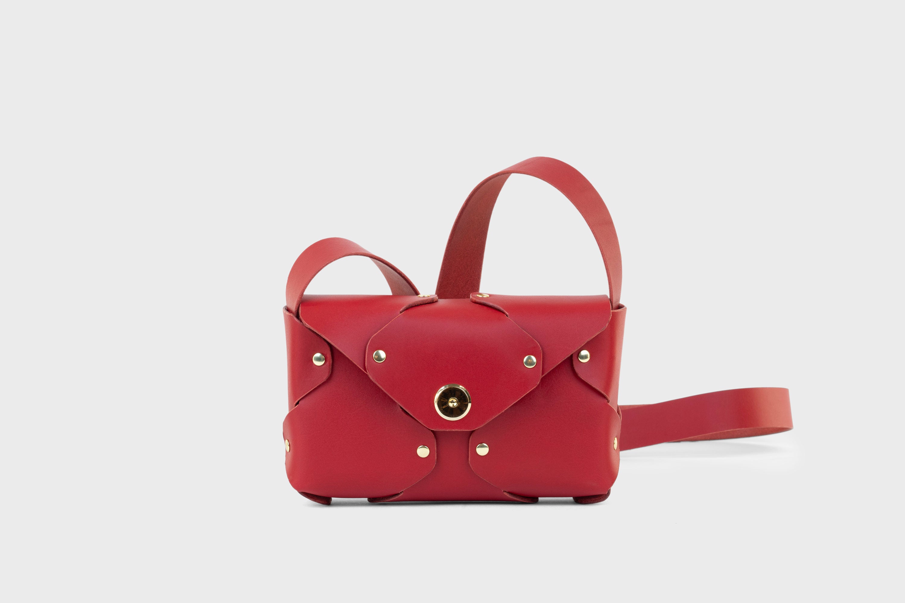 Tamara Bag Red Color Leather Vegetable Tanned Leather Minimalist Modern Design Rivets Brass Premium Shoulderbag Atelier Madre Manuel Dreesmann Barcelona Spain