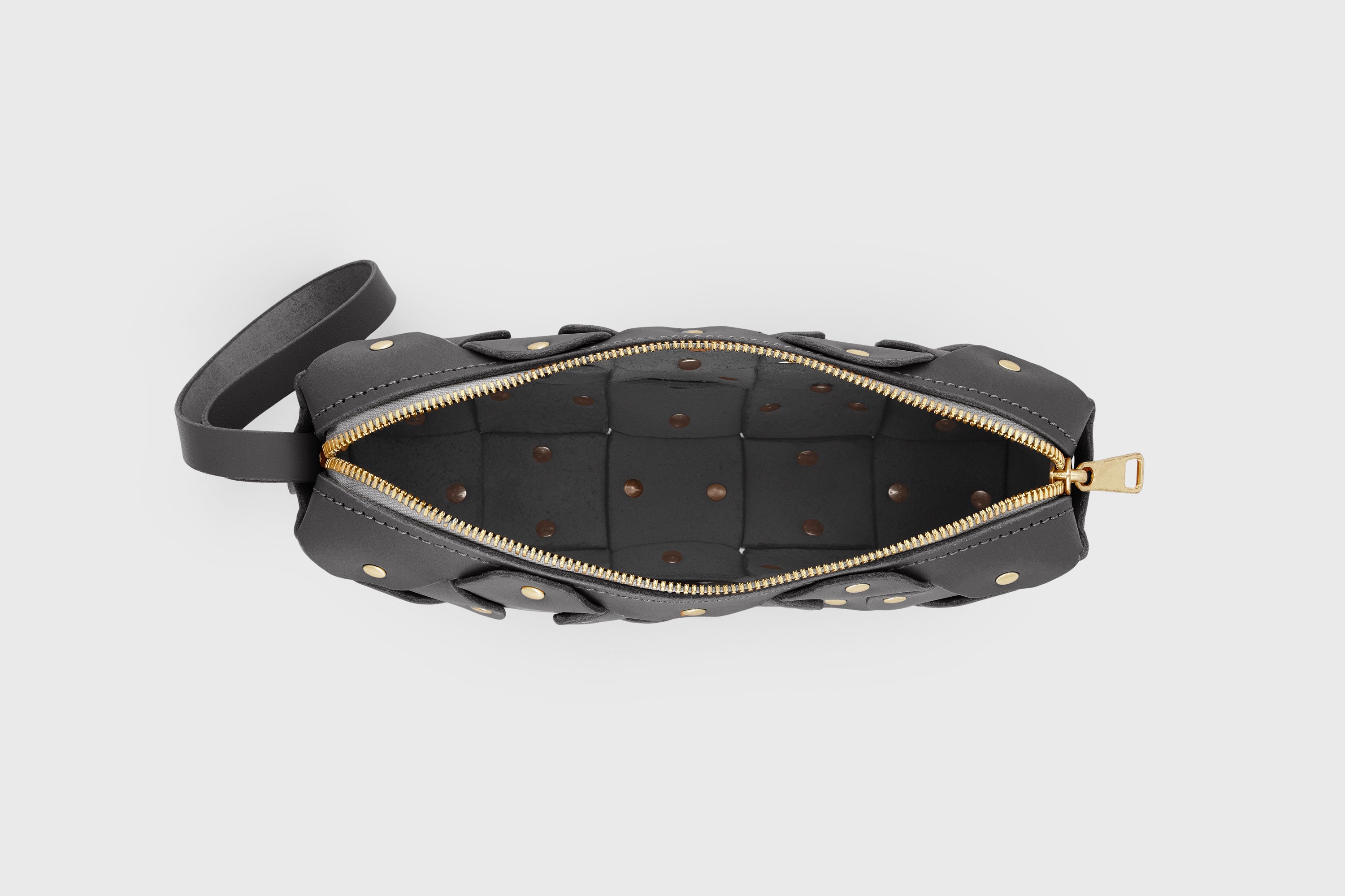 The Rivet Bag Big Leather Black Color Vegetable Tanned Full Grain Leather Premium Quality Handbag Crossbody Shoulder Clutch Minimalistic Modern Design Atelier Madre Manuel Dreesmann Barcelona Spain