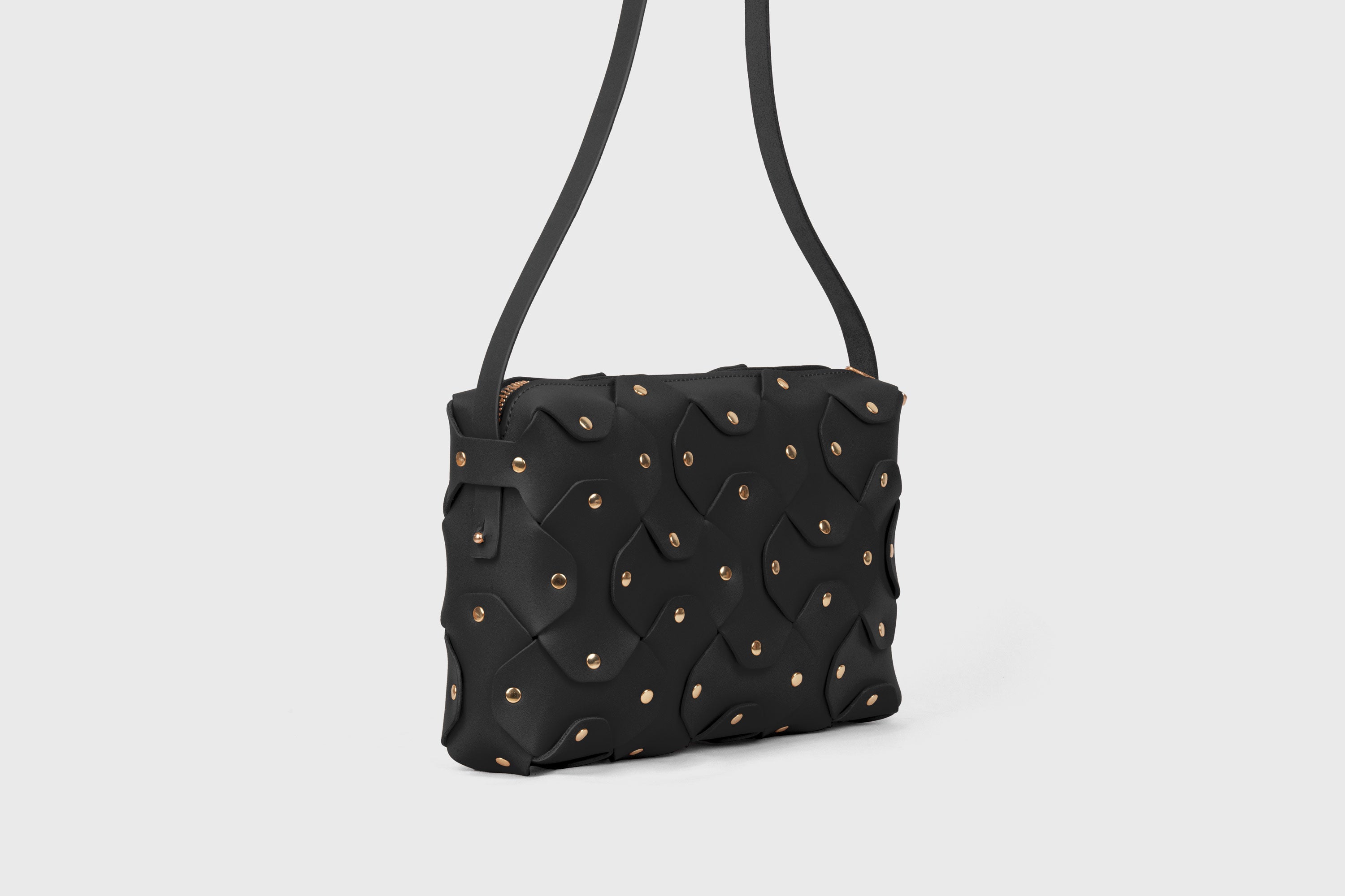 Mala Rivet Bag Grande em Couro Preto, Couro de Grão Inteiro Curtido Vegetal, de Qualidade Premium, Mala de Mão, Mala a Tiracolo, Clutch, Design Minimalista e Moderno, Atelier Madre Manuel Dreesmann, Barcelona, Espanha