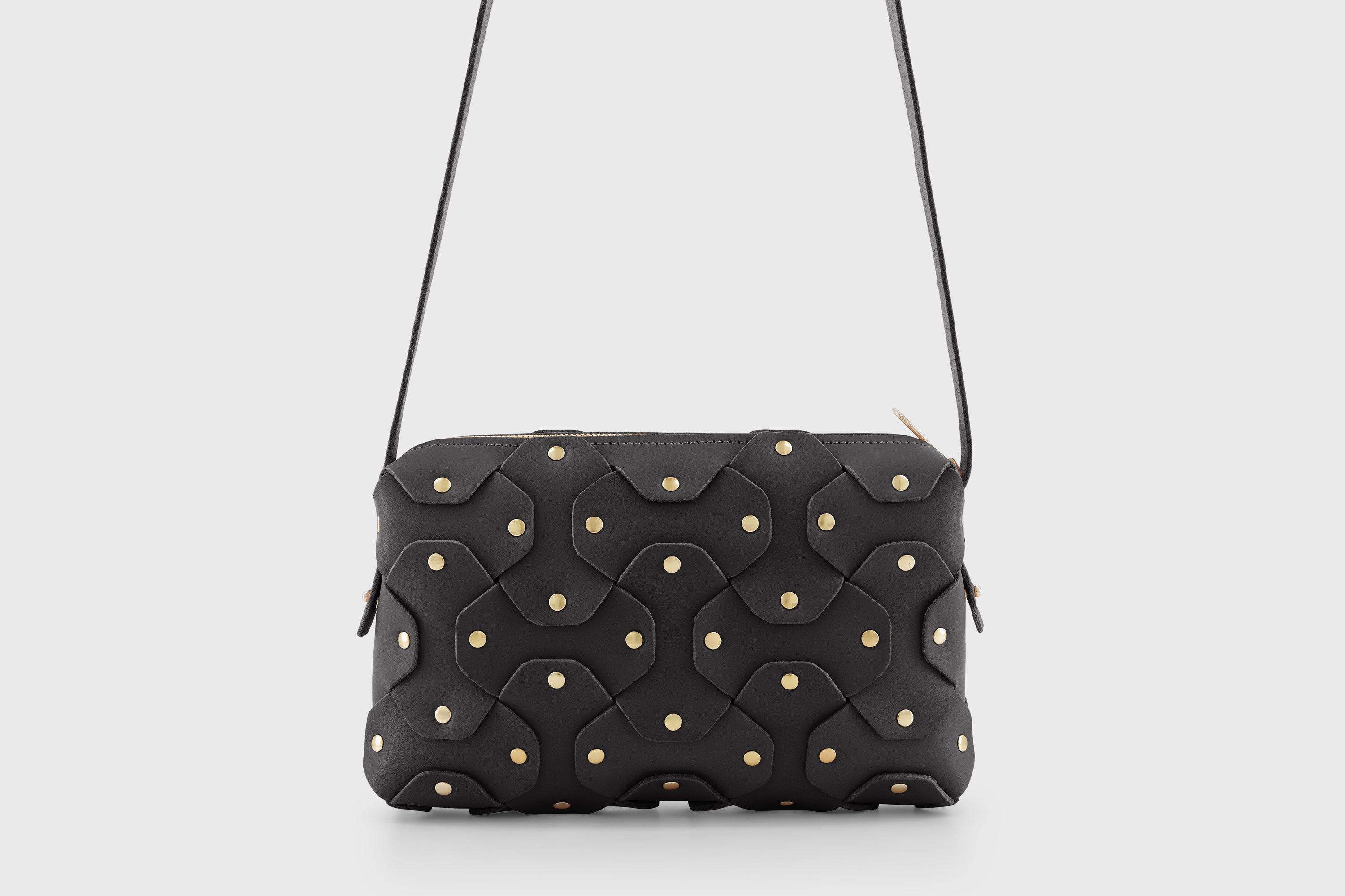 The Rivet Bag Big Leather Black Color Vegetable Tanned Full Grain Leather Premium Quality Handbag Crossbody Shoulder Clutch Minimalistic Modern Design Atelier Madre Manuel Dreesmann Barcelona Spain