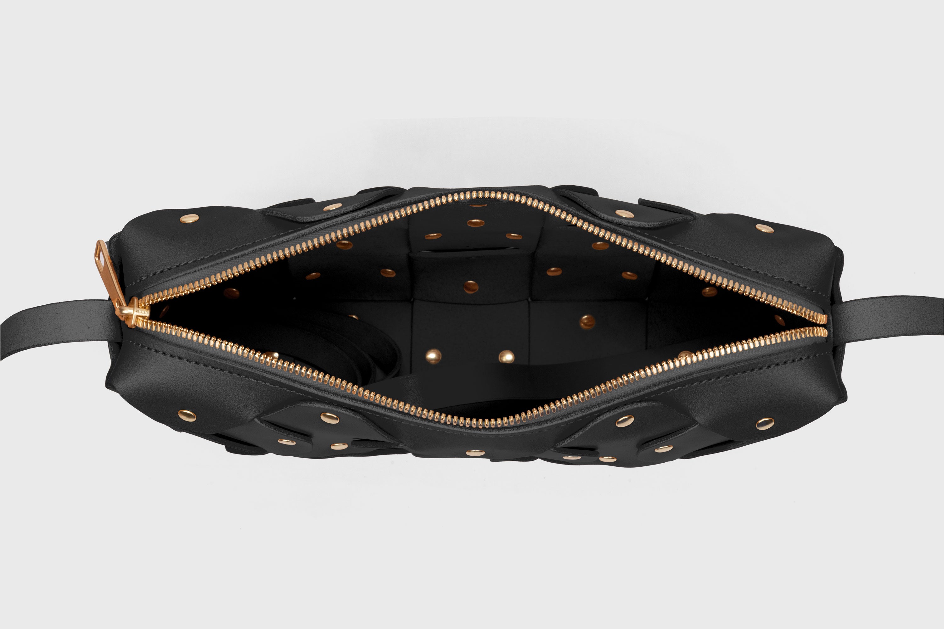 Mala Rivet Bag Grande em Couro Preto – Couro de grão integral com curtimento vegetal, de qualidade premium; mala de mão, mala a tiracolo, clutch; design minimalista e moderno; Atelier Madre Manuel Dreesmann, Barcelona, Espanha