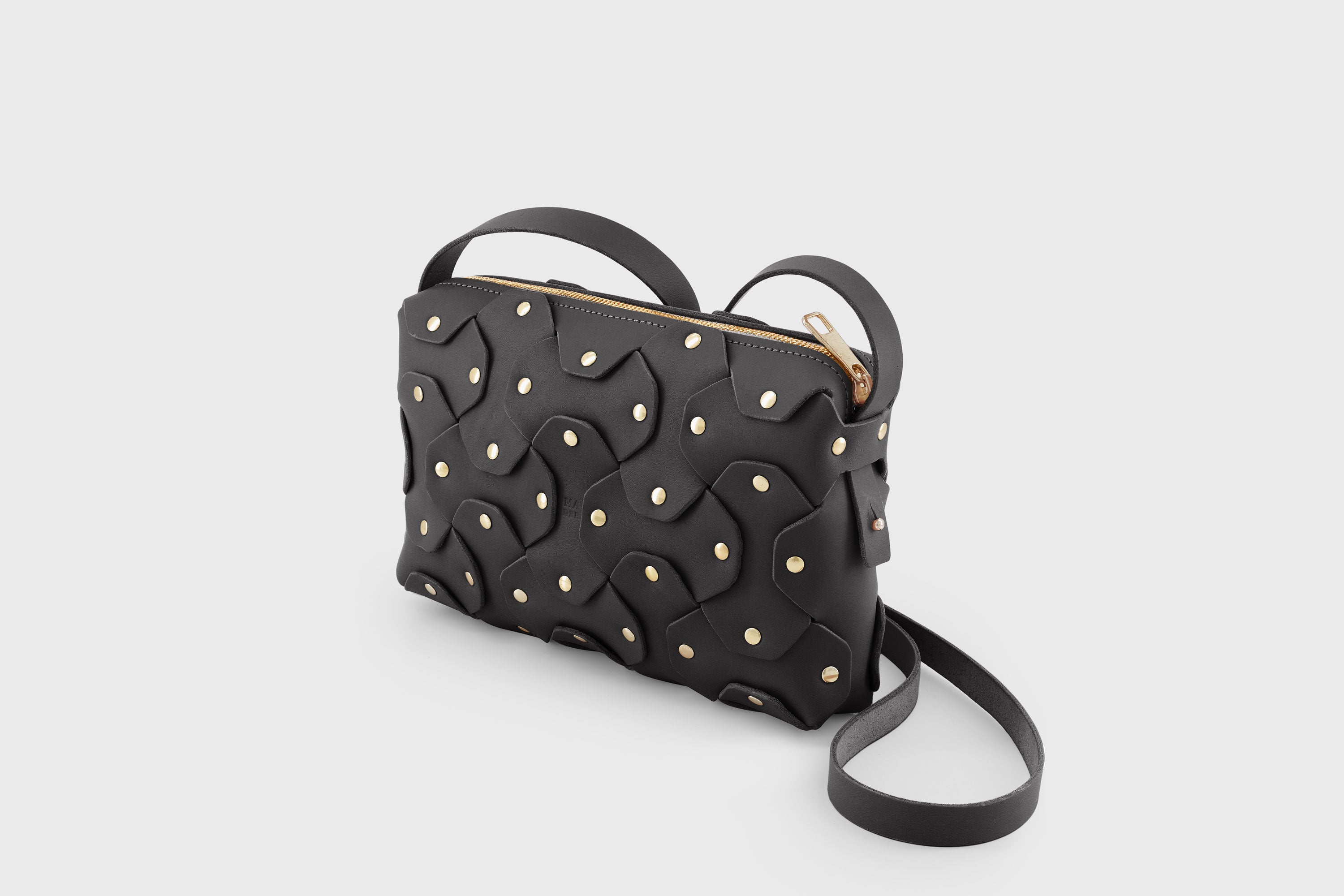 The Rivet Bag Big Leather Black Color Vegetable Tanned Full Grain Leather Premium Quality Handbag Crossbody Shoulder Clutch Minimalistic Modern Design Atelier Madre Manuel Dreesmann Barcelona Spain