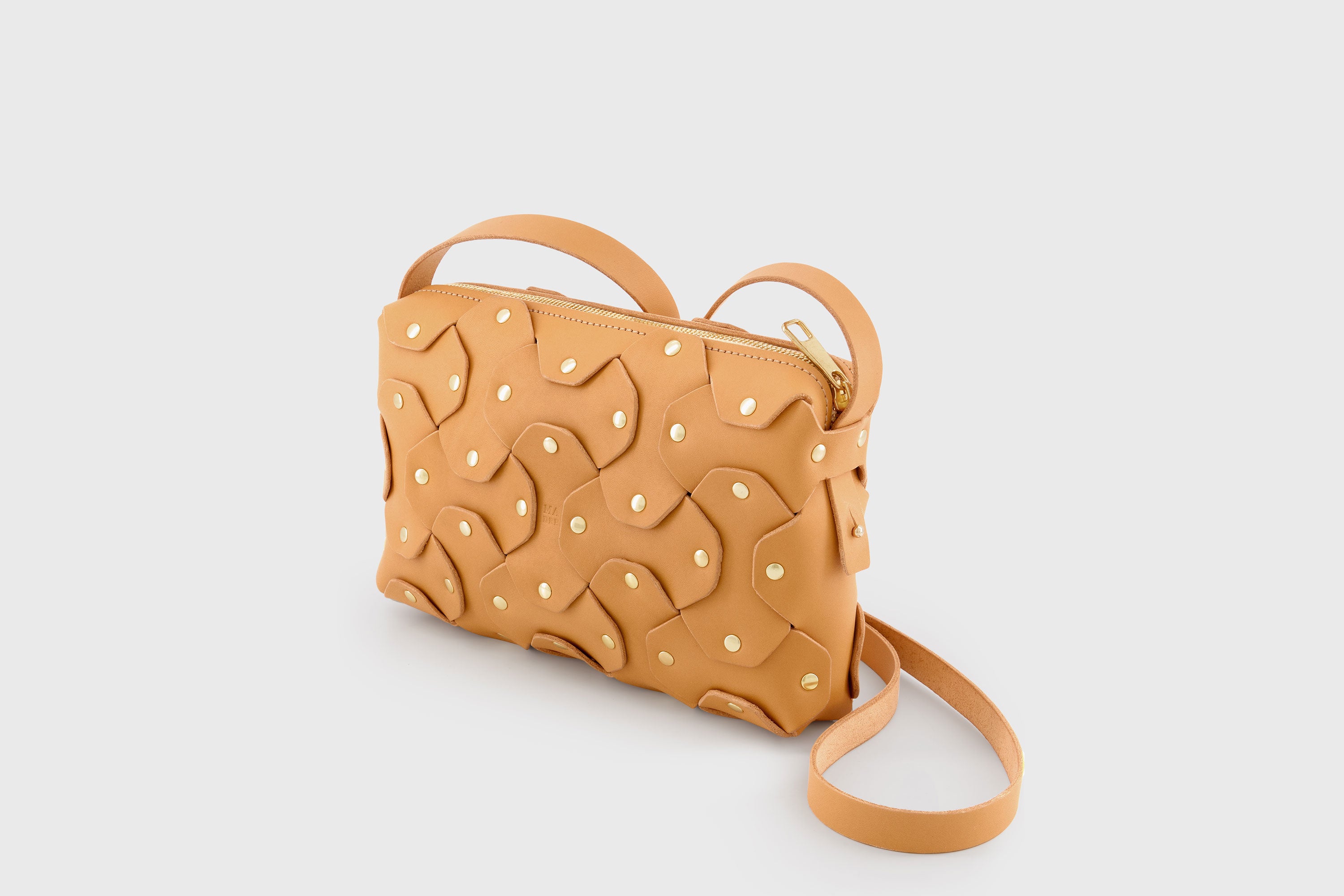 The Rivet Bag Big Leather Brown Color Vegetable Tanned Full Grain Leather Premium Quality Handbag Crossbody Shoulder Clutch Minimalistic Modern Design Atelier Madre Manuel Dreesmann Barcelona Spain