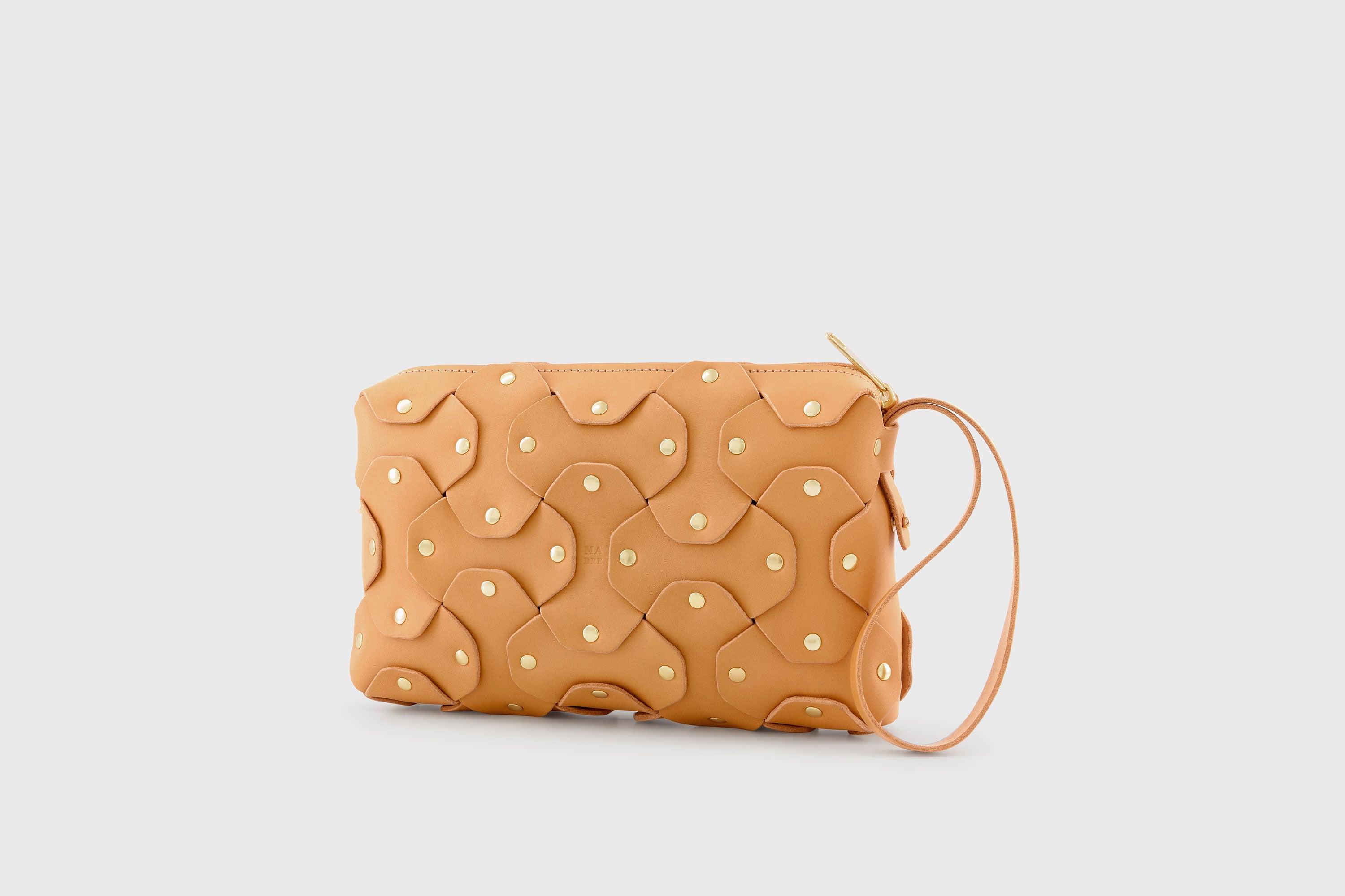 The Rivet Bag Big Leather Brown Color Vegetable Tanned Full Grain Leather Premium Quality Handbag Crossbody Shoulder Clutch Minimalistic Modern Design Atelier Madre Manuel Dreesmann Barcelona Spain