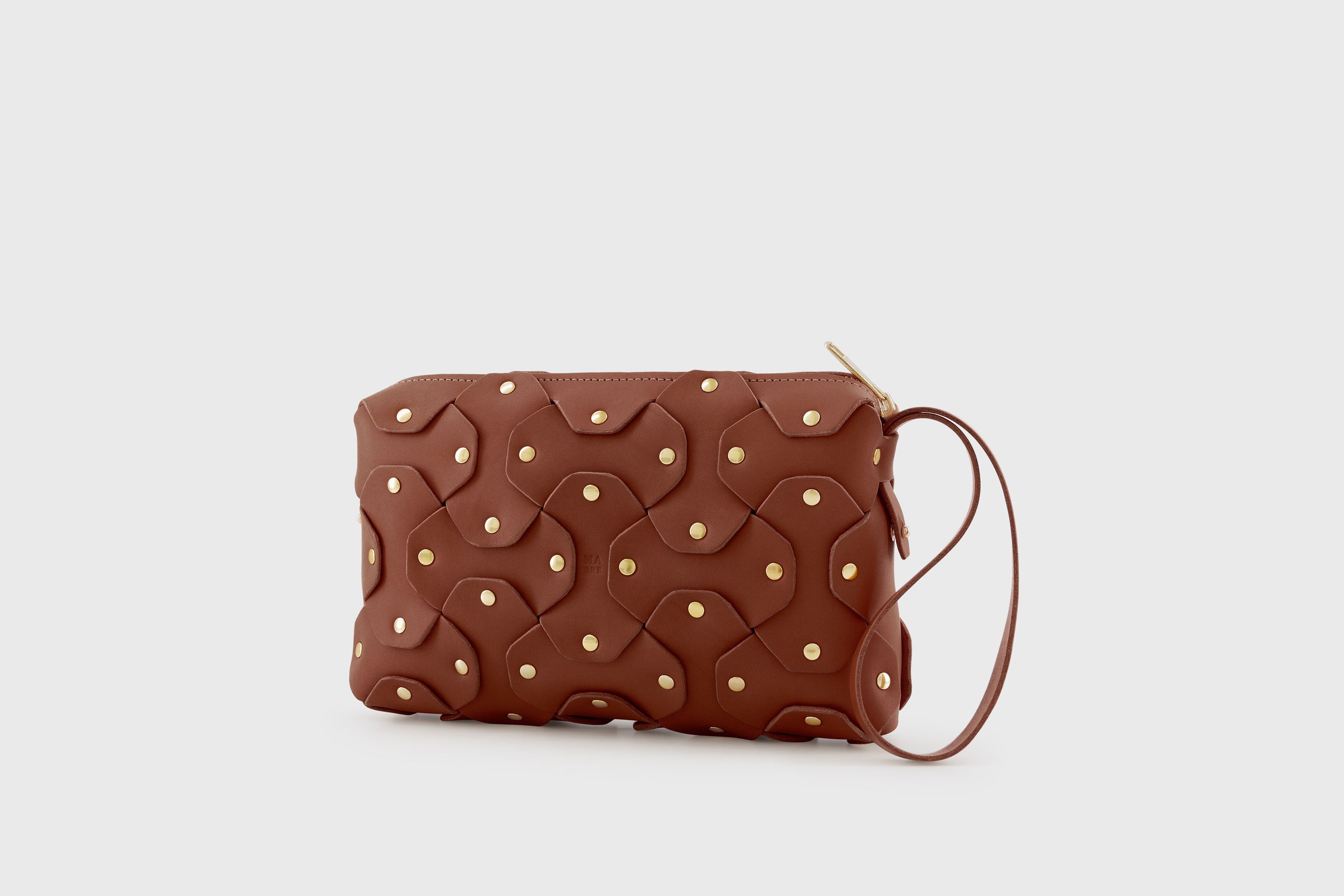 The Rivet Bag Big Leather Dark Brown Color Vegetable Tanned Full Grain Leather Premium Quality Handbag Crossbody Shoulder Clutch Minimalistic Modern Design Atelier Madre Manuel Dreesmann Barcelona Spain