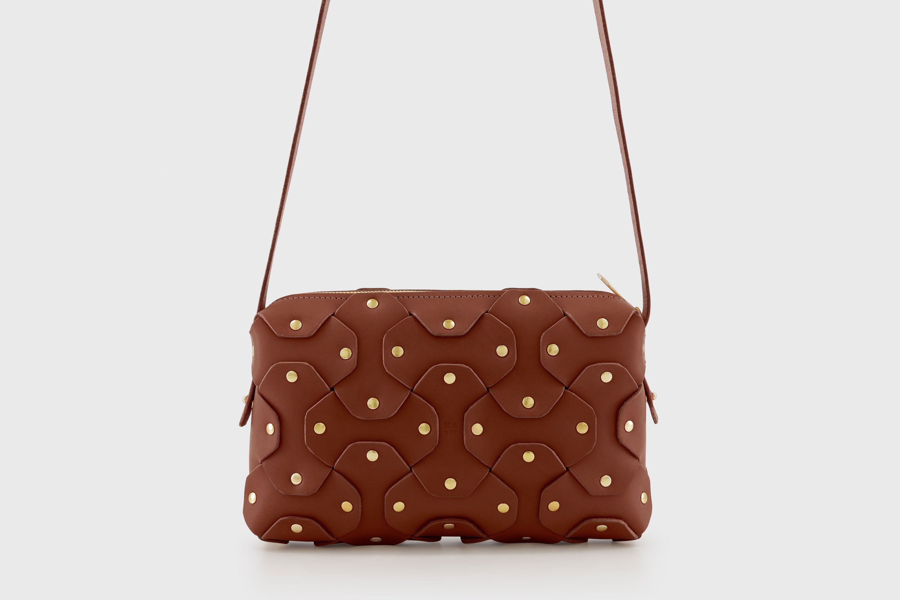 The Rivet Bag Big Leather Dark Brown Color Vegetable Tanned Full Grain Leather Premium Quality Handbag Crossbody Shoulder Clutch Minimalistic Modern Design Atelier Madre Manuel Dreesmann Barcelona Spain