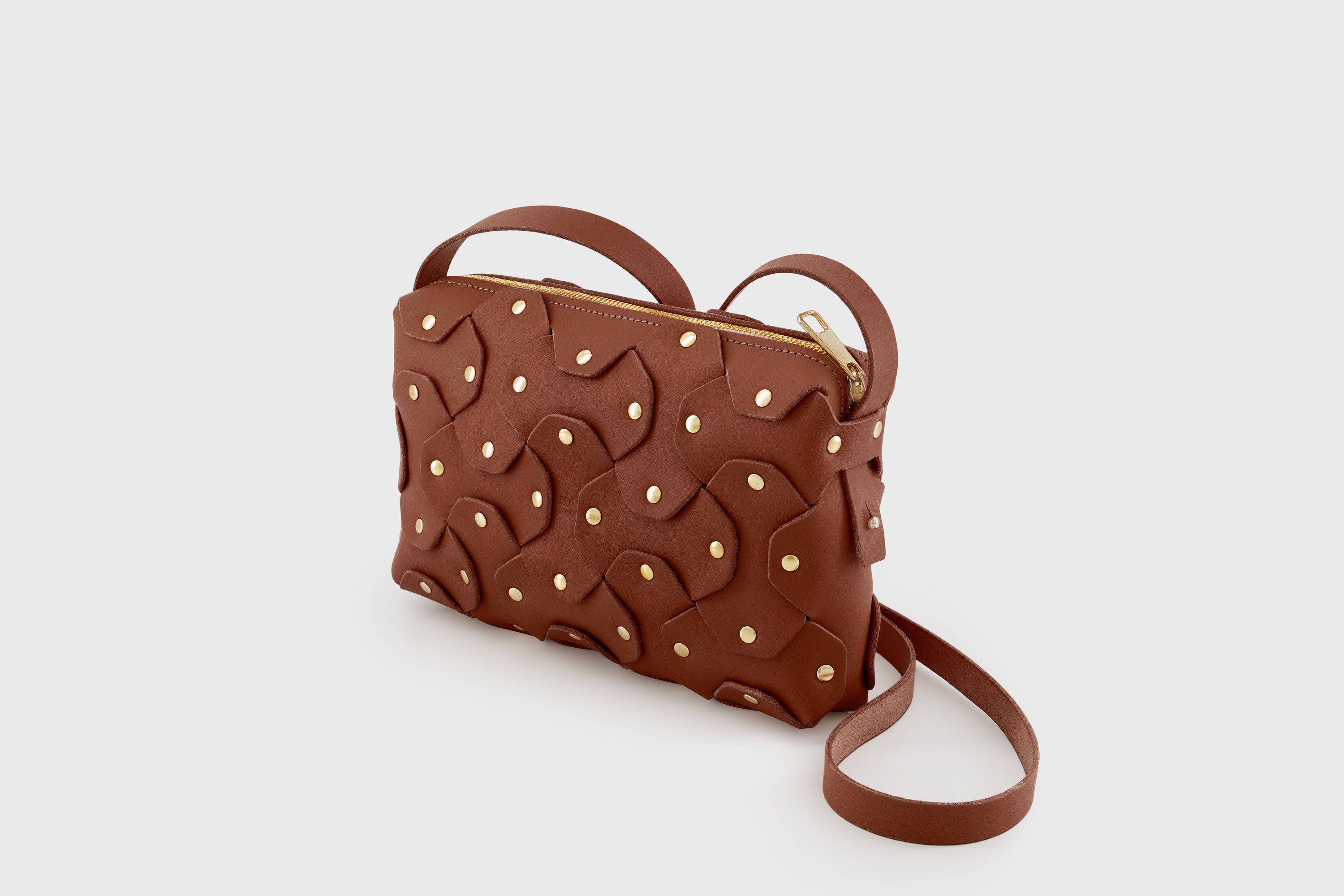 The Rivet Bag Big Leather Dark Brown Color Vegetable Tanned Full Grain Leather Premium Quality Handbag Crossbody Shoulder Clutch Minimalistic Modern Design Atelier Madre Manuel Dreesmann Barcelona Spain