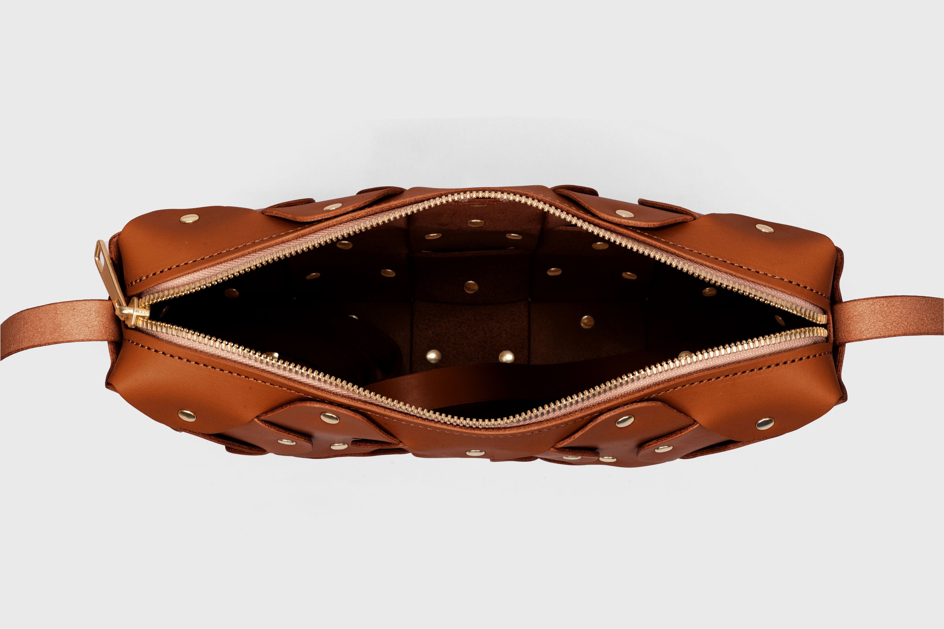Mala Rivet Bag Grande em couro castanho-escuro, de couro de grão integral com curtimento vegetal, de qualidade premium, mala de mão, mala a tiracolo, clutch, design minimalista e moderno, Atelier Madre Manuel Dreesmann, Barcelona, Espanha