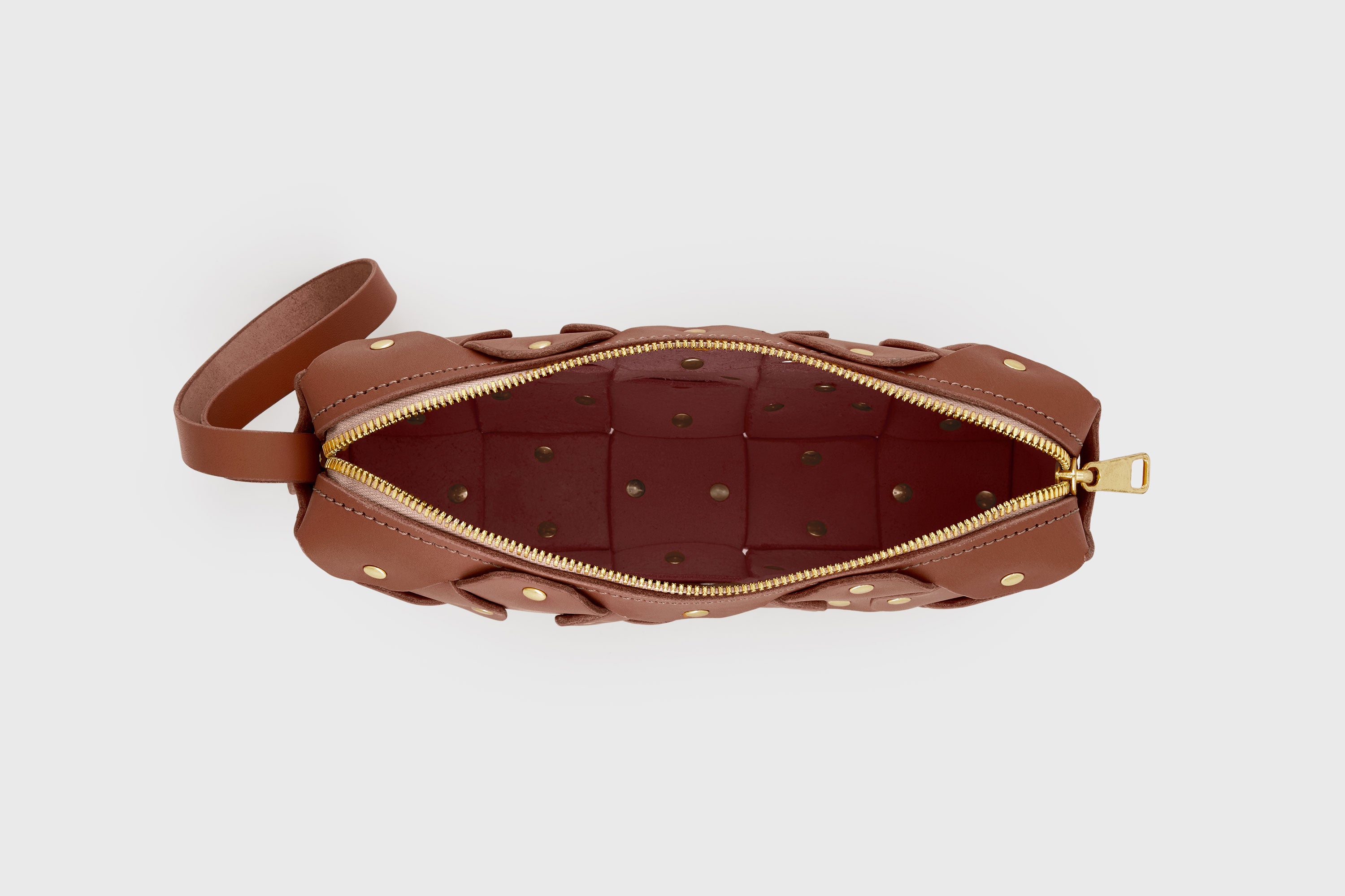 The Rivet Bag Big Leather Dark Brown Color Vegetable Tanned Full Grain Leather Premium Quality Handbag Crossbody Shoulder Clutch Minimalistic Modern Design Atelier Madre Manuel Dreesmann Barcelona Spain