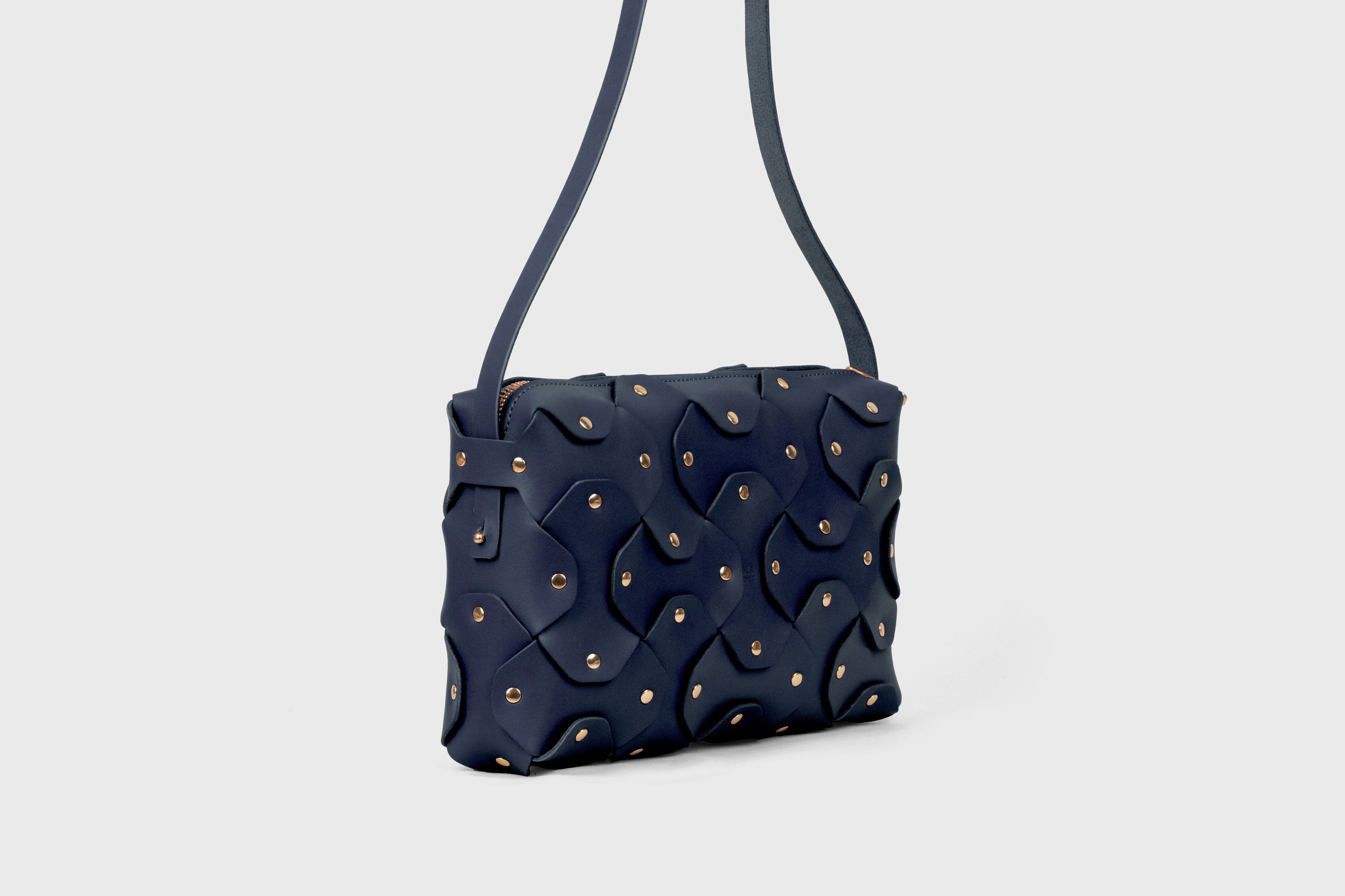 Mala Rivet Bag Grande em Couro Azul Marinho, em couro de grão integral curtido vegetalmente, de qualidade premium; mala de mão, mala a tiracolo, clutch; design minimalista e moderno; Atelier Madre Manuel Dreesmann, Barcelona, Espanha