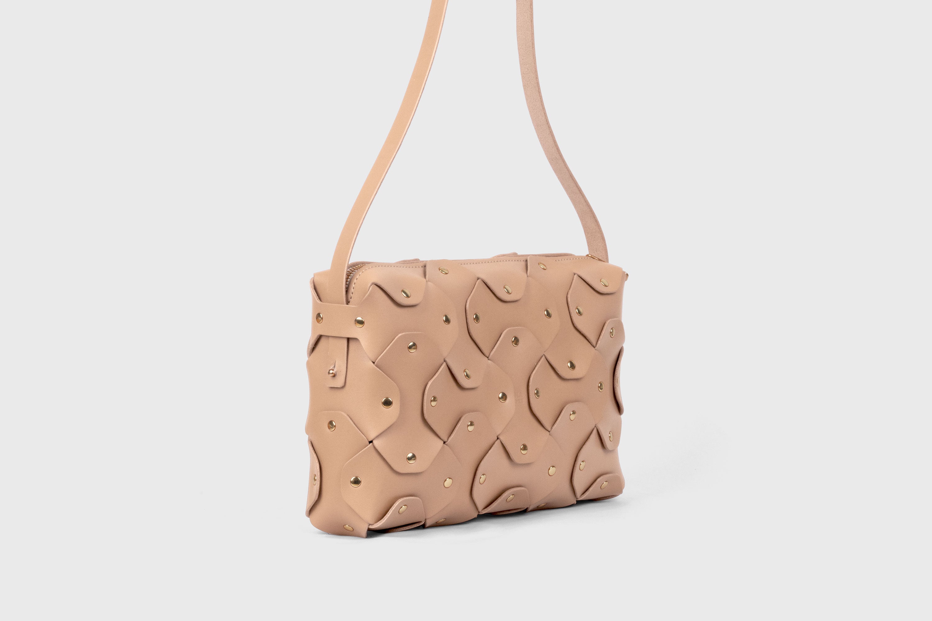 Mala Rivet Bag Grande em Couro Natural, de Couro de Grão Inteiro Curtido Vegetal, de Qualidade Premium, Mala de Mão, Mala a Tiracolo, Clutch, Design Minimalista e Moderno, Atelier Madre, Manuel Dreesmann, Barcelona, Espanha
