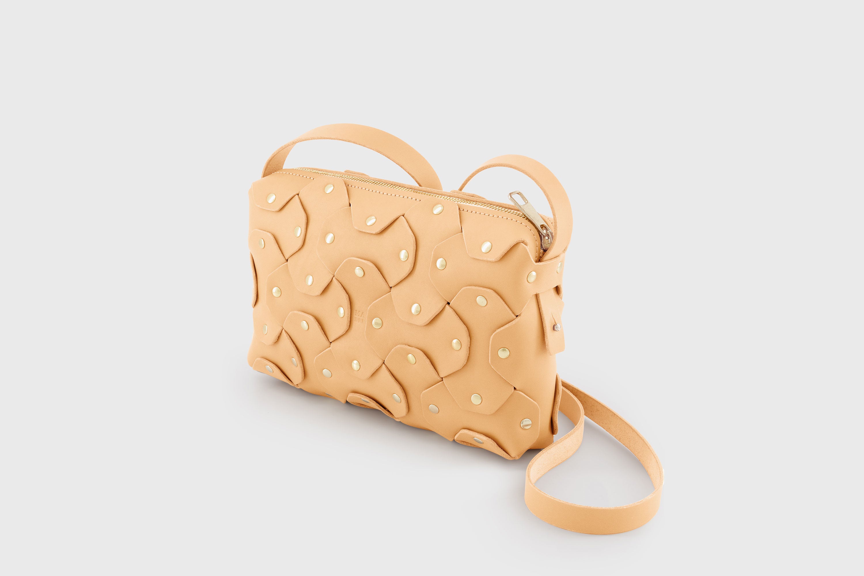 The Rivet Bag Big Leather Natural Color Vegetable Tanned Full Grain Leather Premium Quality Handbag Crossbody Shoulder Clutch Minimalistic Modern Design Atelier Madre Manuel Dreesmann Barcelona Spain