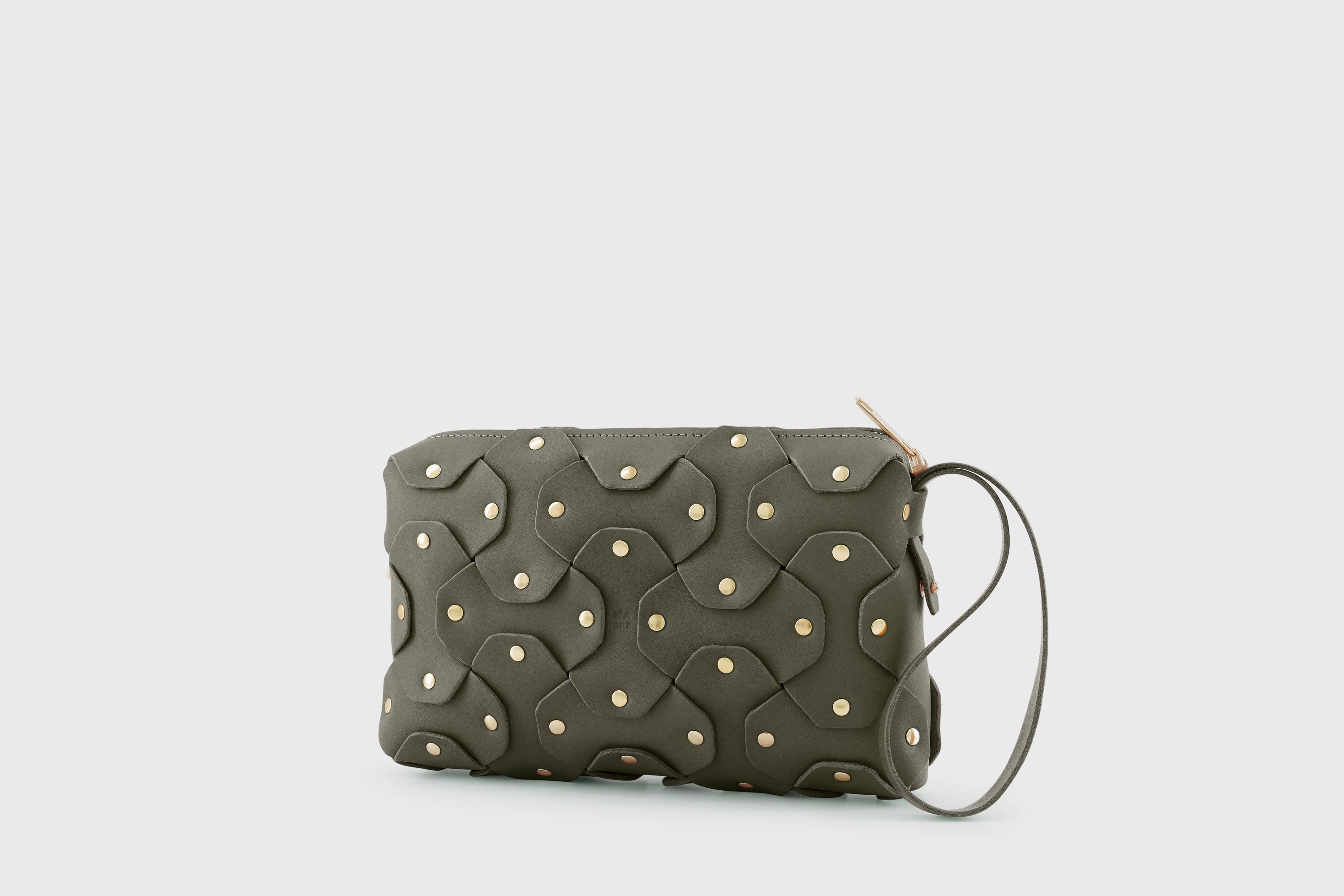 The Rivet Bag Big Leather Olive Green Color Vegetable Tanned Full Grain Leather Premium Quality Handbag Crossbody Shoulder Clutch Minimalistic Modern Design Atelier Madre Manuel Dreesmann Barcelona Spain