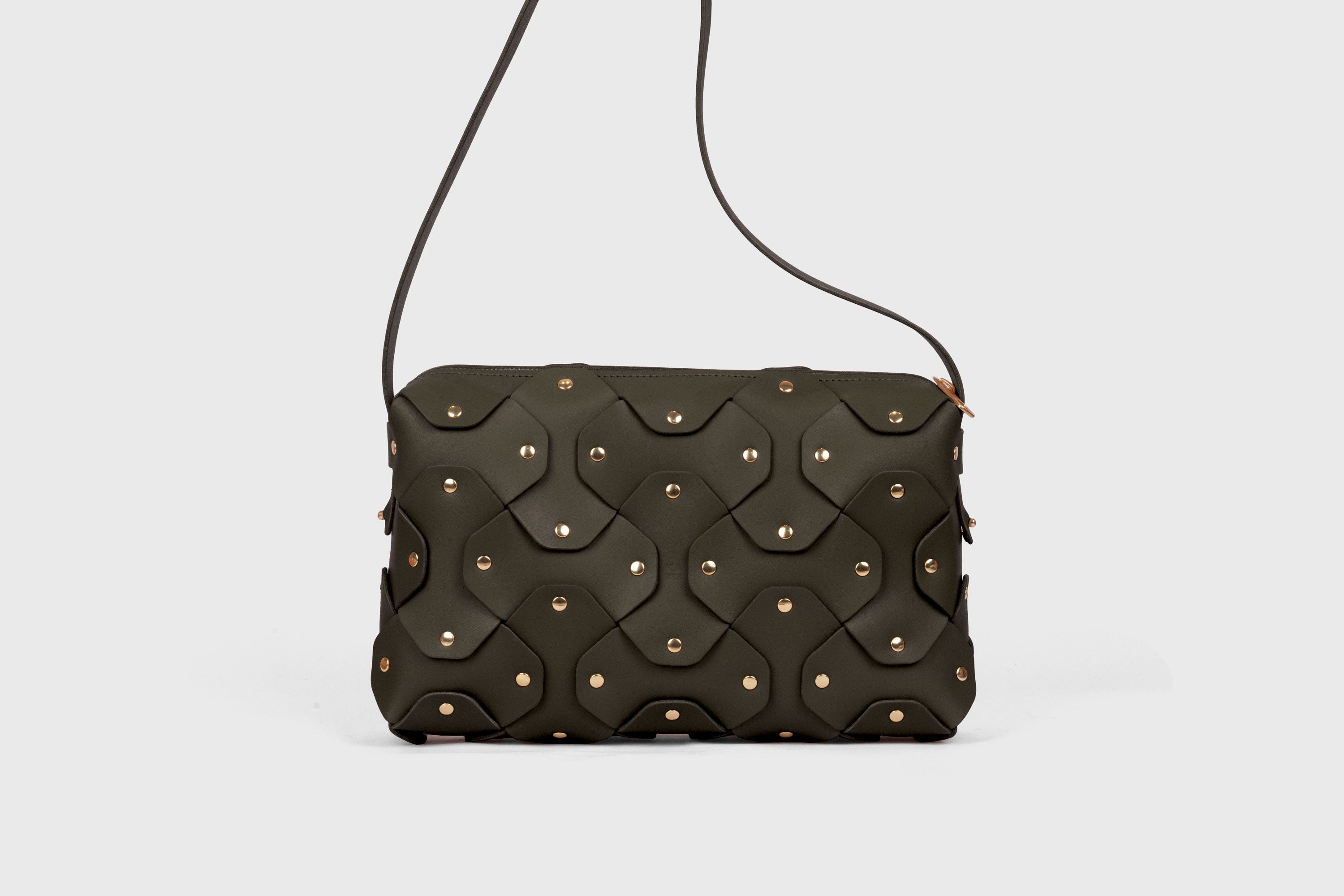 Mala Rivet Bag Grande em Couro Verde-Azeitona, em couro de grão integral com curtimento vegetal, de qualidade premium; mala de mão, mala a tiracolo, clutch; design minimalista e moderno da Atelier Madre / Manuel Dreesmann, Barcelona, Espanha