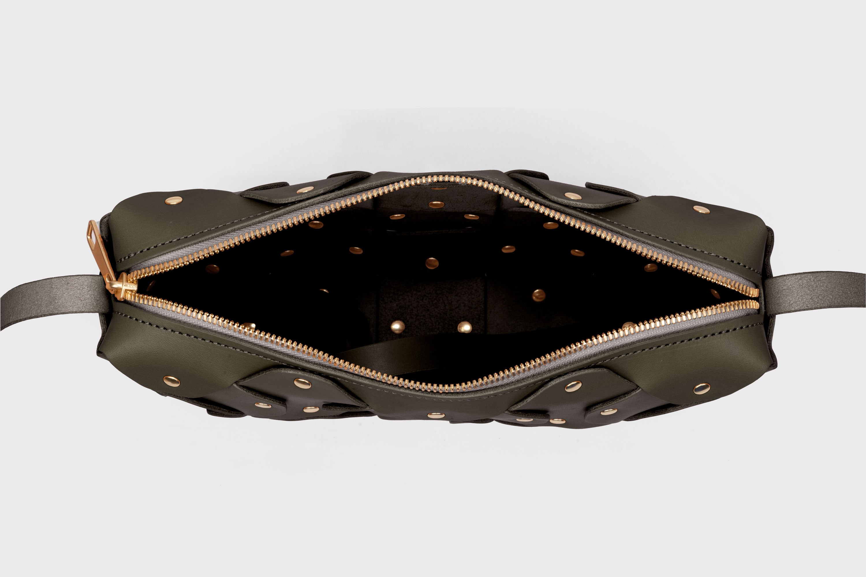 Mala Rivet Bag Grande em Couro Verde-Azeitona, em couro de grão integral com curtimento vegetal, de qualidade premium; mala de mão, mala a tiracolo, clutch; design minimalista e moderno da Atelier Madre / Manuel Dreesmann, Barcelona, Espanha