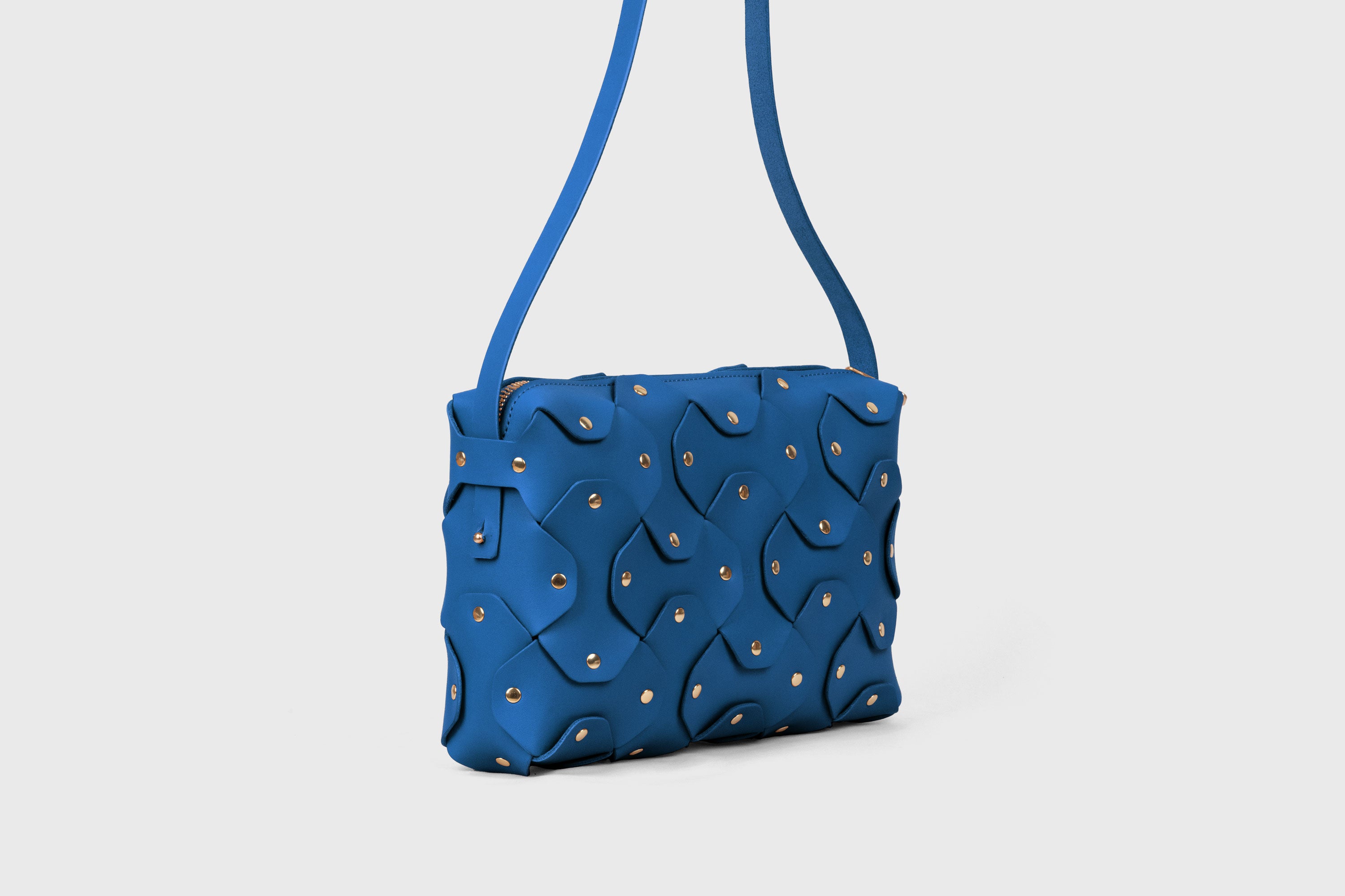 A mala Rivet Bag Big em couro azul-real, de couro de grão integral curtido vegetalmente, de qualidade premium, mala de mão, mala a tiracolo, clutch, com design minimalista e moderno, da Atelier Madre / Manuel Dreesmann, Barcelona, Espanha