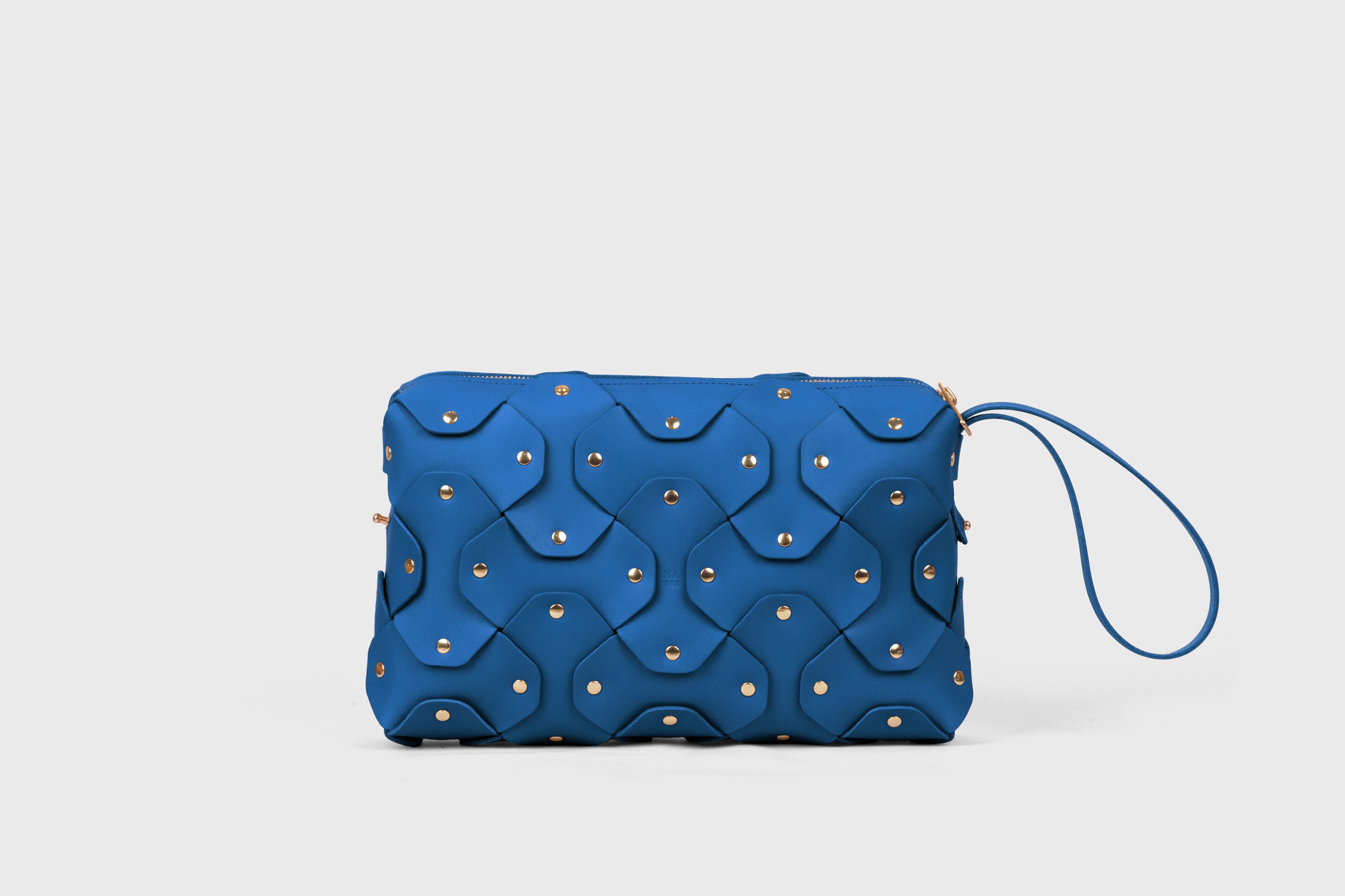 A mala Rivet Bag Big em couro azul-real, de couro de grão integral curtido vegetalmente, de qualidade premium, mala de mão, mala a tiracolo, clutch, com design minimalista e moderno, da Atelier Madre / Manuel Dreesmann, Barcelona, Espanha