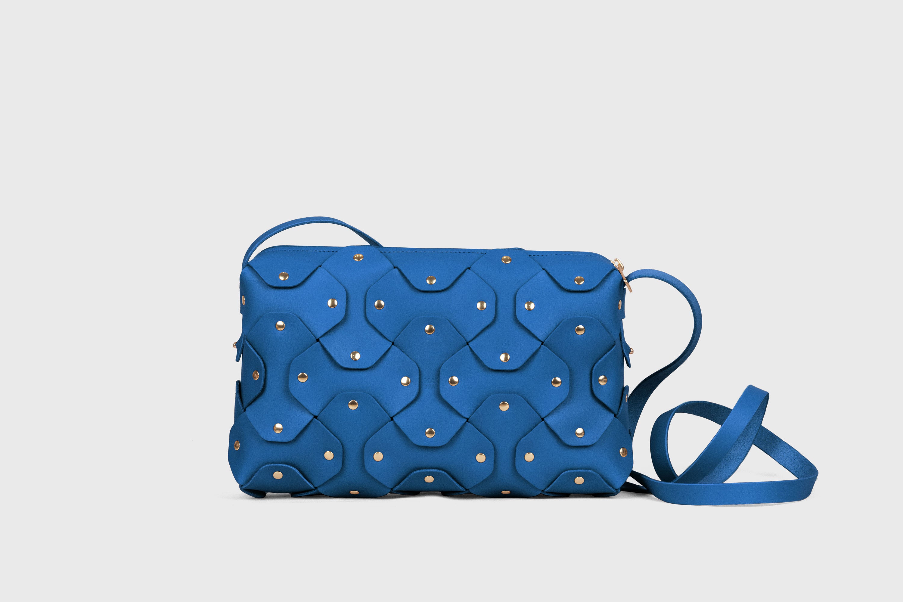 A mala Rivet Bag Big em couro azul-real, de couro de grão integral curtido vegetalmente, de qualidade premium, mala de mão, mala a tiracolo, clutch, com design minimalista e moderno, da Atelier Madre / Manuel Dreesmann, Barcelona, Espanha