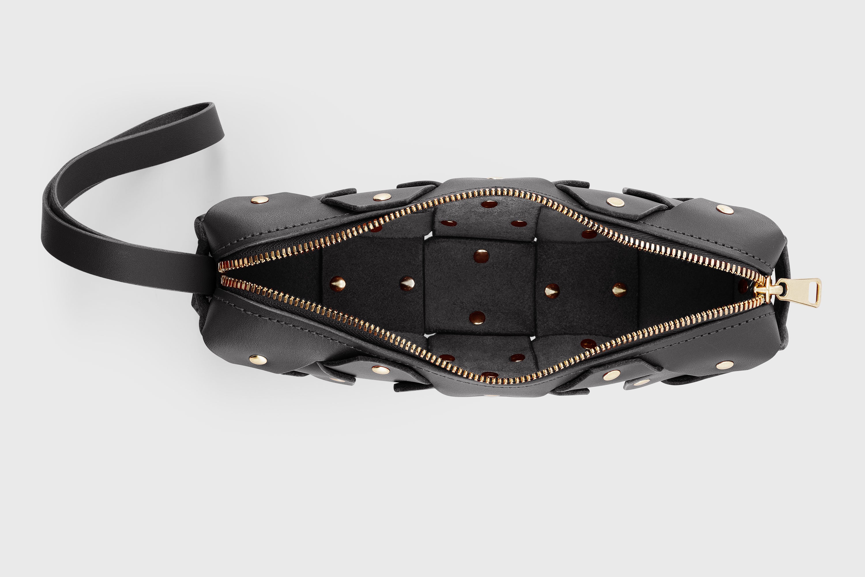 The Rivet Bag Leather Black Color Vegetable Tanned Full Grain Leather Premium Quality Handbag Crossbody Shoulder Clutch Minimalistic Modern Design Atelier Madre Manuel Dreesmann Barcelona Spain