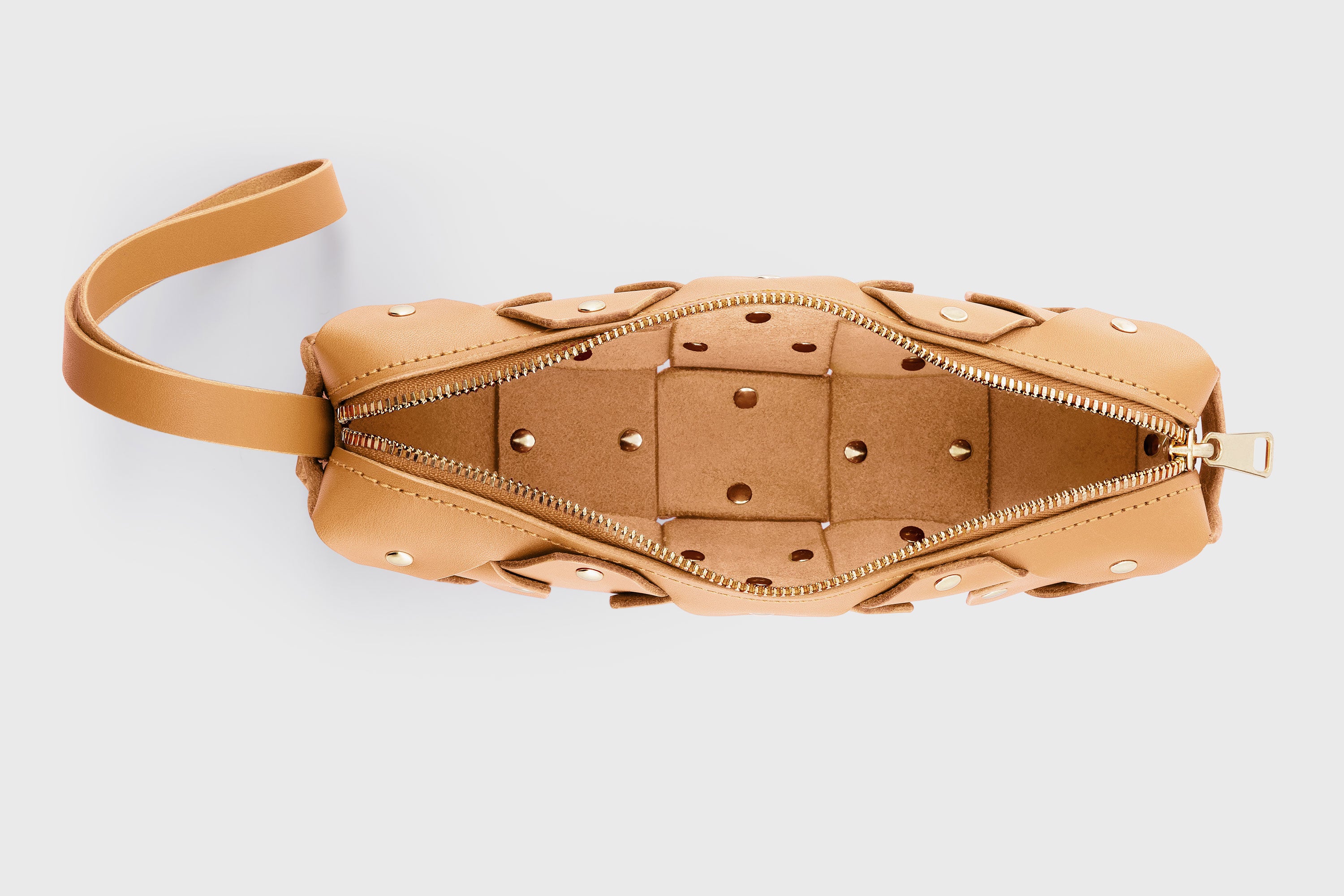 The Rivet Bag Leather Brown Color Vegetable Tanned Full Grain Leather Premium Quality Handbag Crossbody Shoulder Clutch Minimalistic Modern Design Atelier Madre Manuel Dreesmann Barcelona Spain