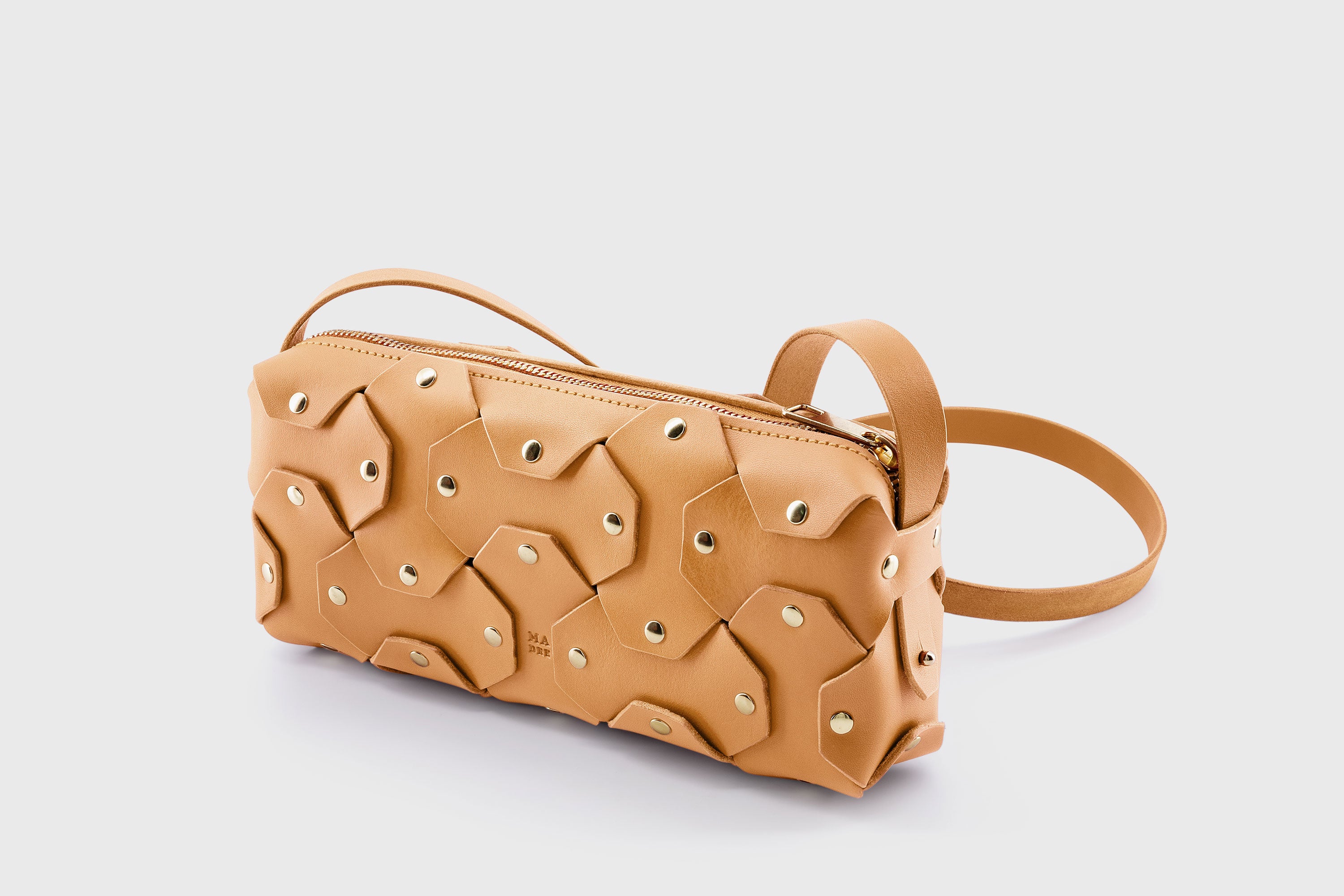 The Rivet Bag Leather Brown Color Vegetable Tanned Full Grain Leather Premium Quality Handbag Crossbody Shoulder Clutch Minimalistic Modern Design Atelier Madre Manuel Dreesmann Barcelona Spain