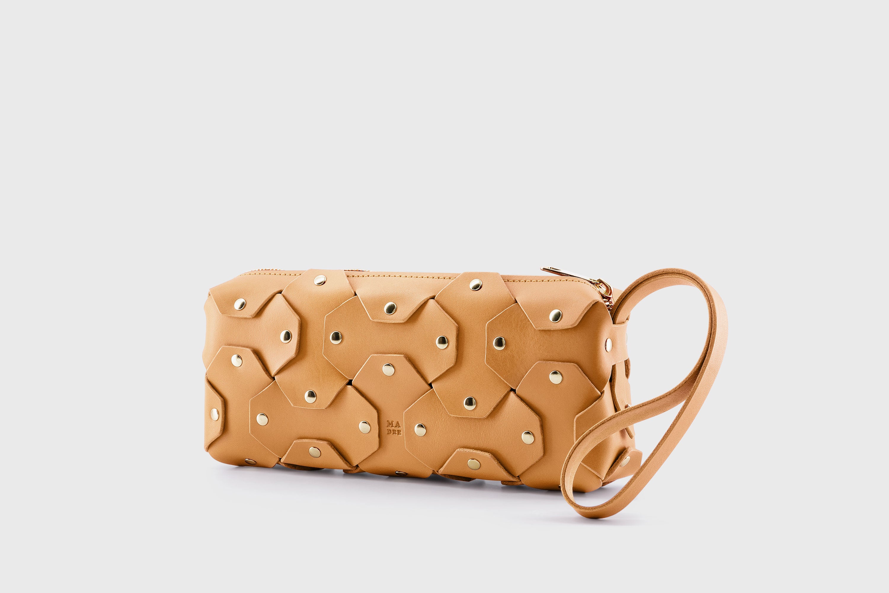 The Rivet Bag Leather Brown Color Vegetable Tanned Full Grain Leather Premium Quality Handbag Crossbody Shoulder Clutch Minimalistic Modern Design Atelier Madre Manuel Dreesmann Barcelona Spain