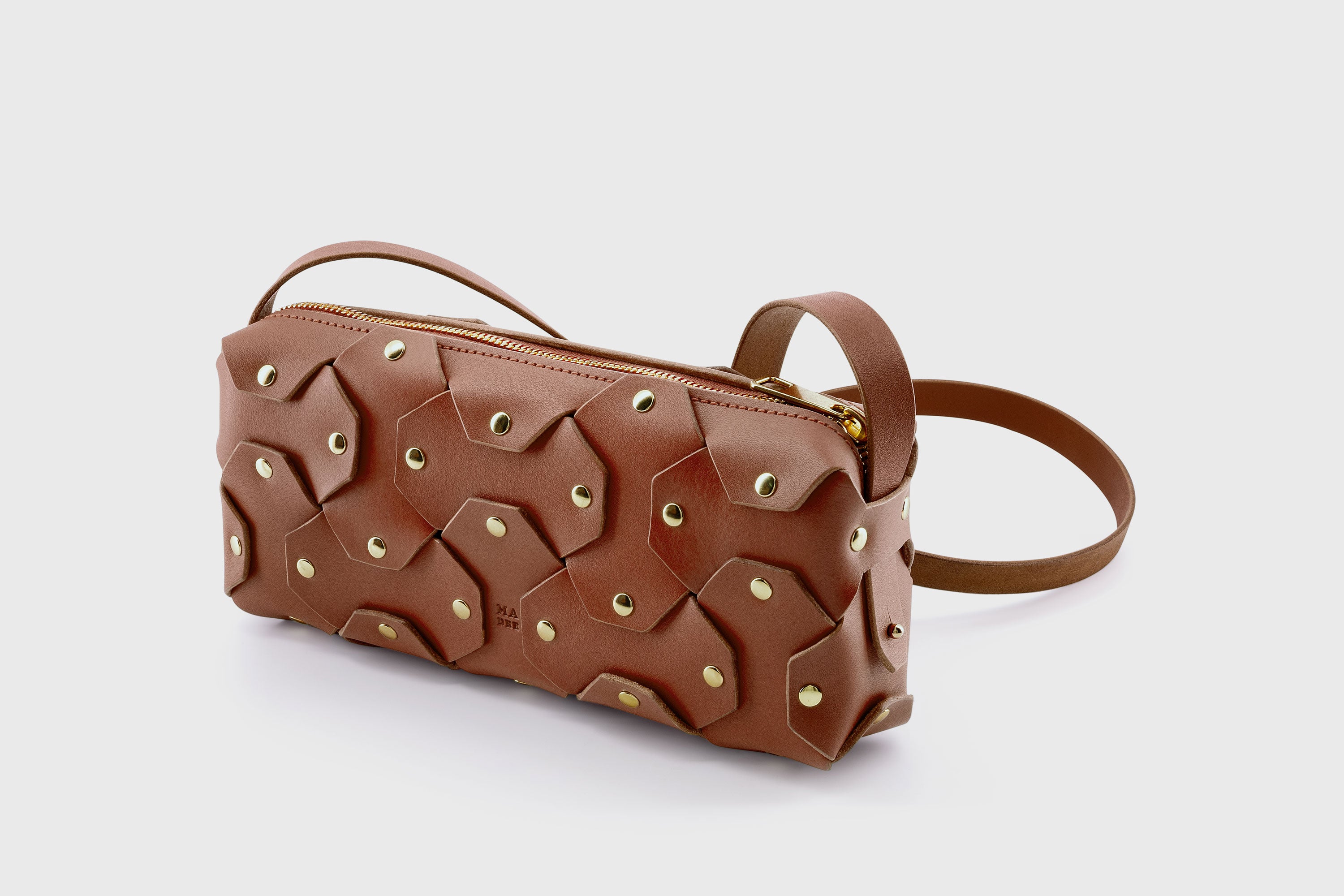 The Rivet Bag Leather Dark Brown Color Vegetable Tanned Full Grain Leather Premium Quality Handbag Crossbody Shoulder Clutch Minimalistic Modern Design Atelier Madre Manuel Dreesmann Barcelona Spain