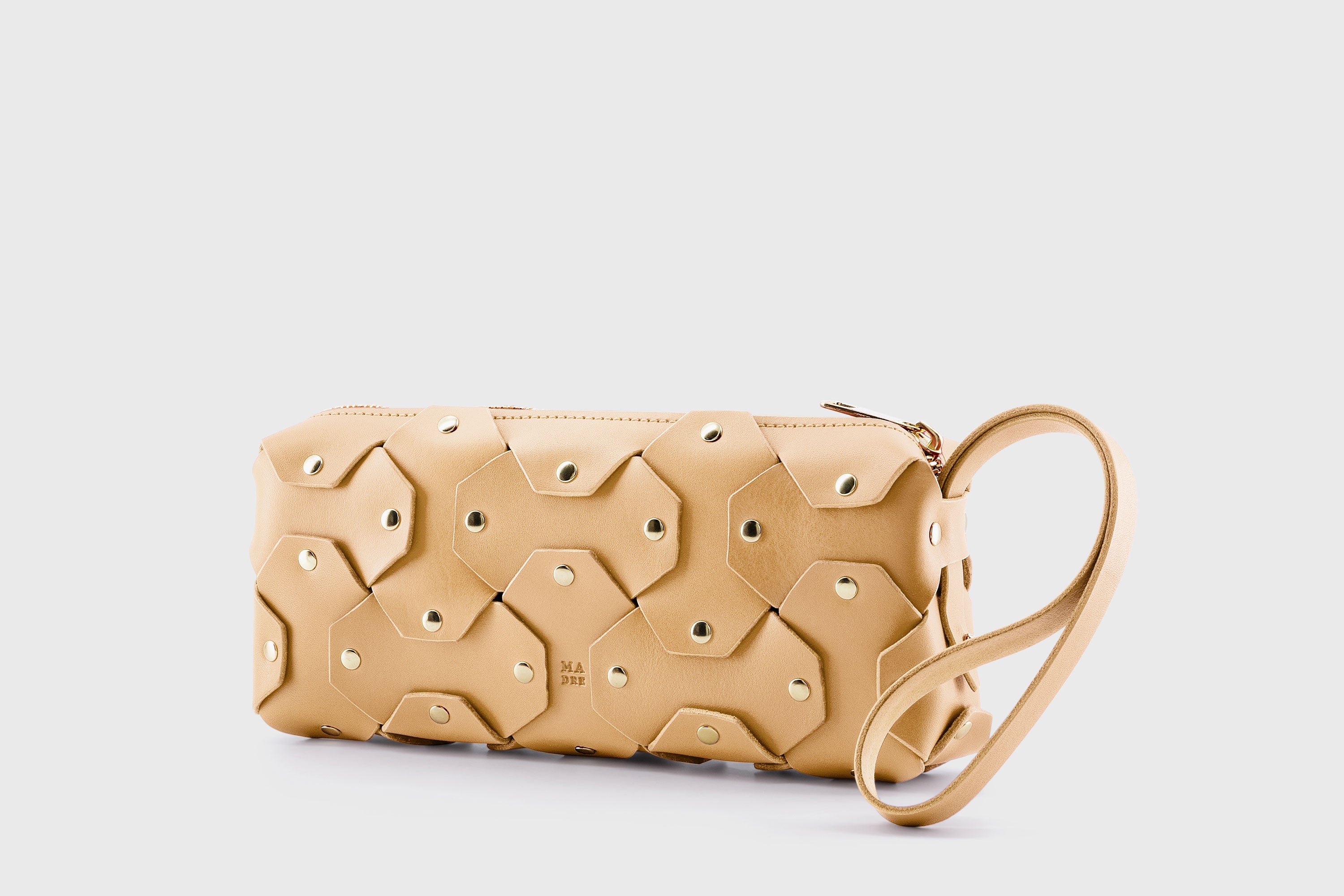 The Rivet Bag Leather Natural Color Vegetable Tanned Full Grain Leather Premium Quality Handbag Crossbody Shoulder Clutch Minimalistic Modern Design Atelier Madre Manuel Dreesmann Barcelona Spain