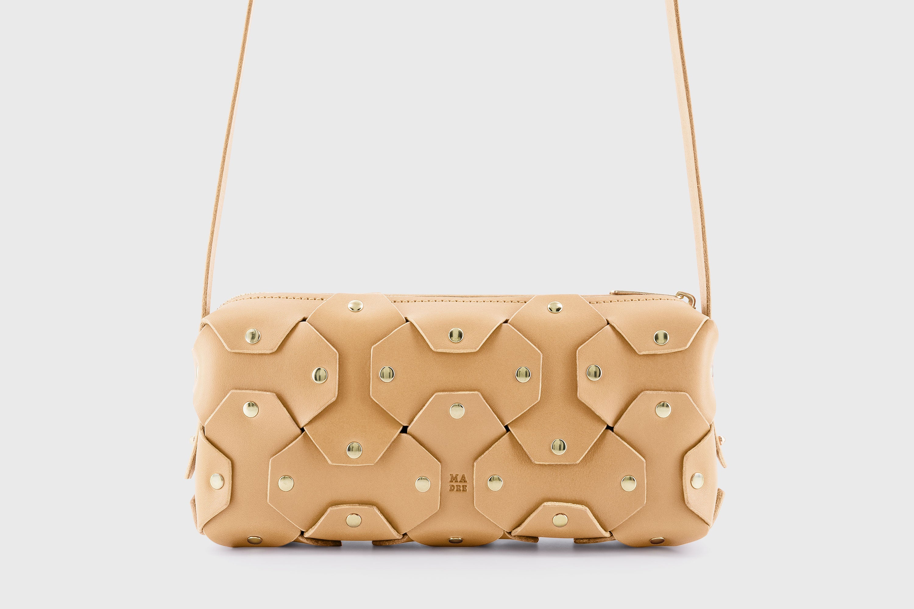 The Rivet Bag Leather Natural Color Vegetable Tanned Full Grain Leather Premium Quality Handbag Crossbody Shoulder Clutch Minimalistic Modern Design Atelier Madre Manuel Dreesmann Barcelona Spain