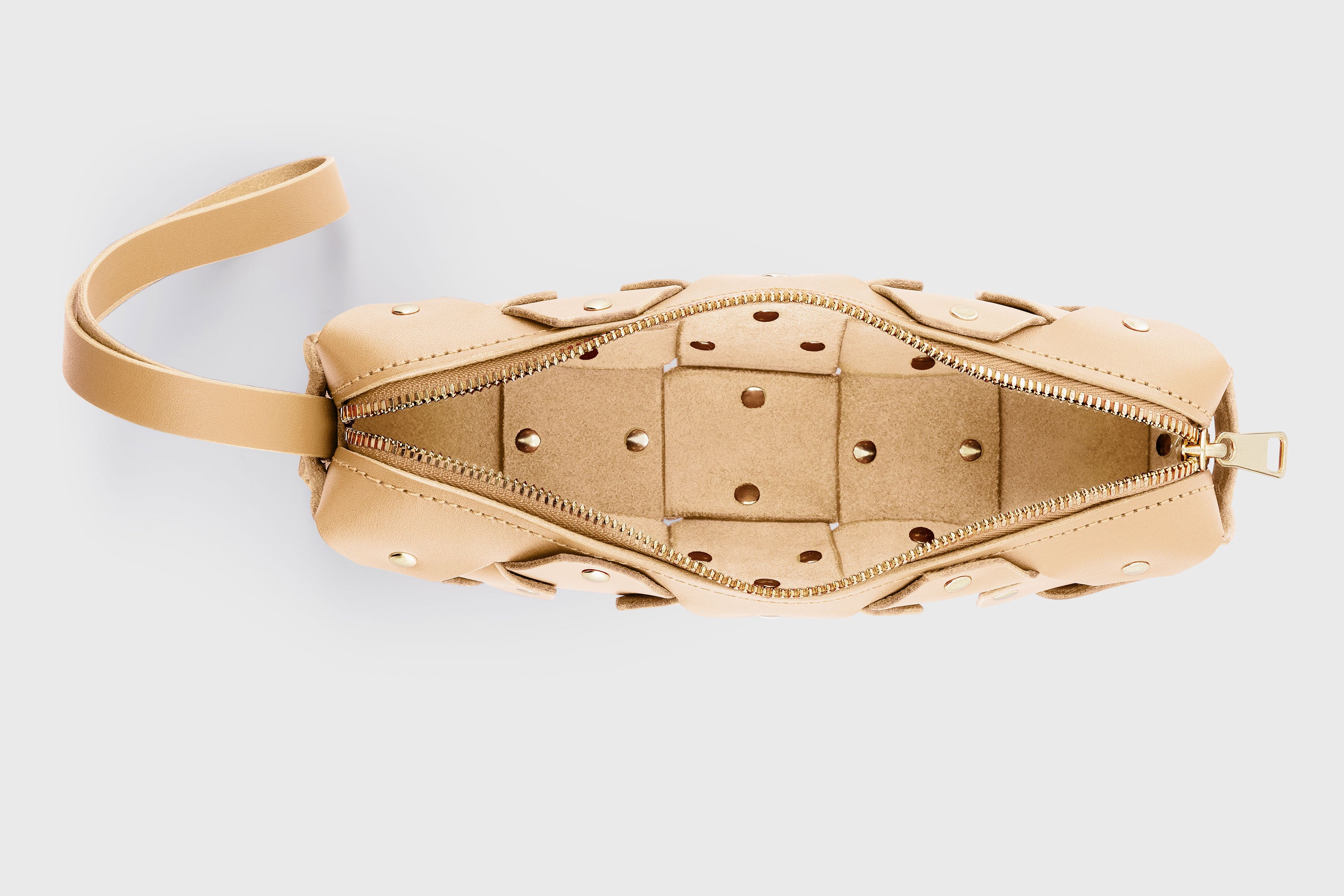 The Rivet Bag Leather Natural Color Vegetable Tanned Full Grain Leather Premium Quality Handbag Crossbody Shoulder Clutch Minimalistic Modern Design Atelier Madre Manuel Dreesmann Barcelona Spain