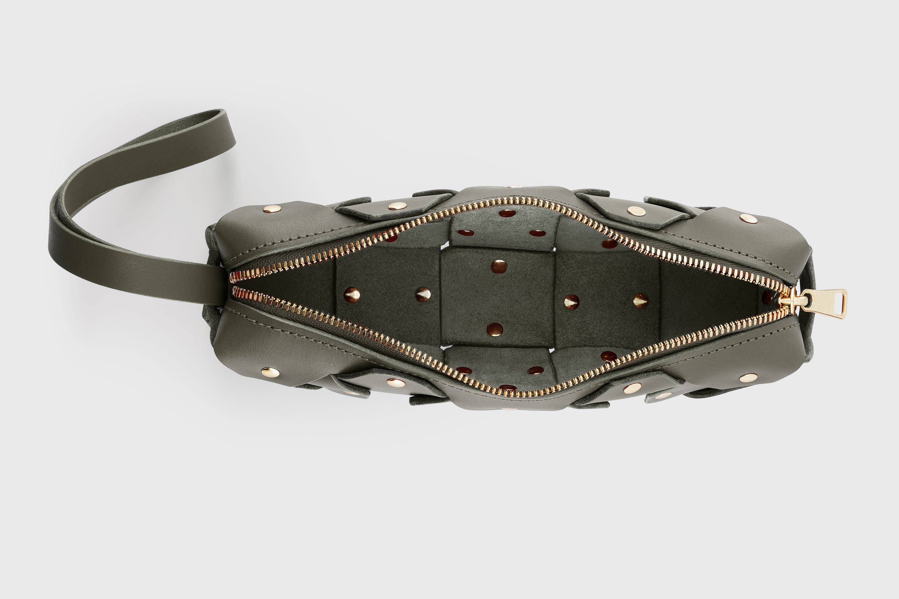 The Rivet Bag Leather Olive Green Color Vegetable Tanned Full Grain Leather Premium Quality Handbag Crossbody Shoulder Clutch Minimalistic Modern Design Atelier Madre Manuel Dreesmann Barcelona Spain