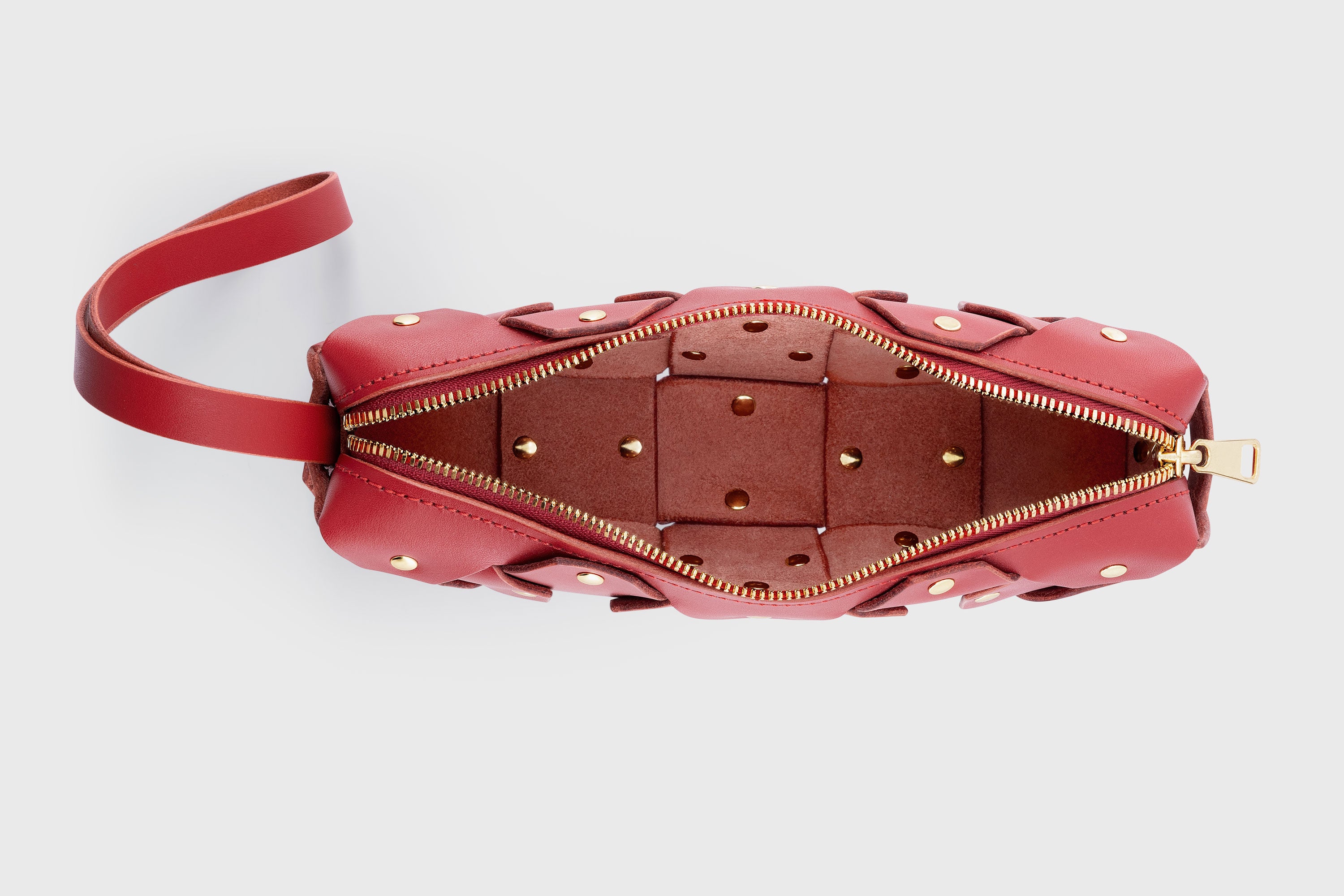 The Rivet Bag Leather Red Color Vegetable Tanned Full Grain Leather Premium Quality Handbag Crossbody Shoulder Clutch Minimalistic Modern Design Atelier Madre Manuel Dreesmann Barcelona Spain