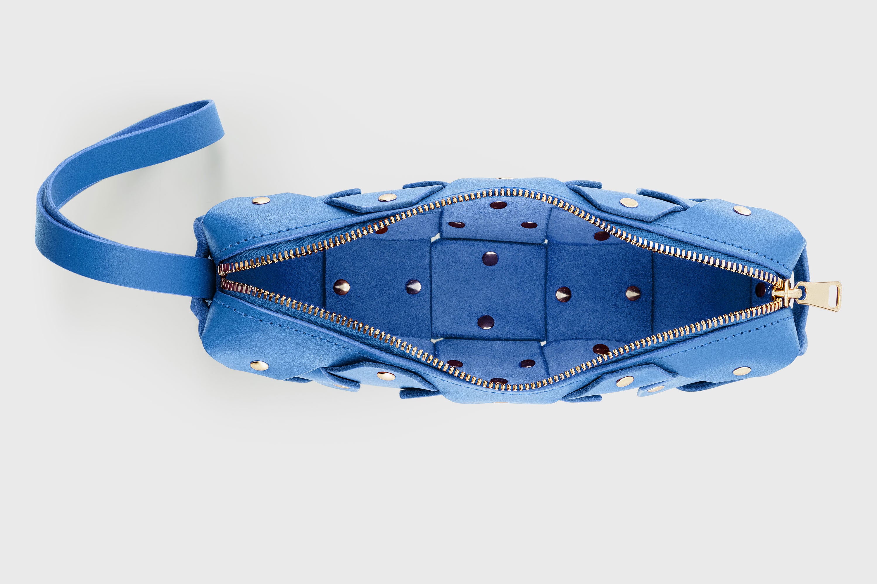 The Rivet Bag Leather Royal Blue Color Vegetable Tanned Full Grain Leather Premium Quality Handbag Crossbody Shoulder Clutch Minimalistic Modern Design Atelier Madre Manuel Dreesmann Barcelona Spain