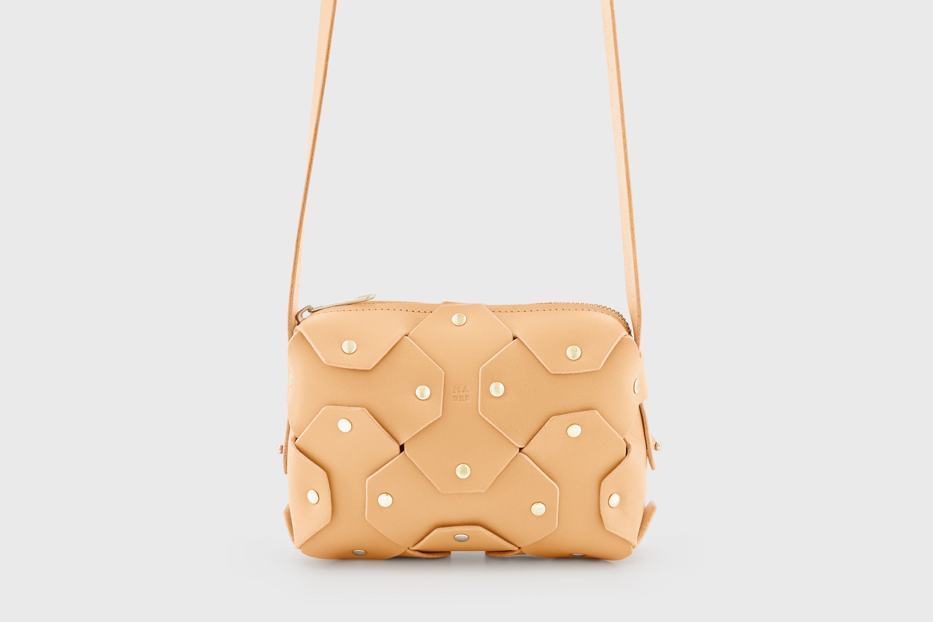 Rivet Bag Small Leather Natural Color Clutch Crossbody Shoulder Detachable Full Brass Vegetable Tanned Full Grain Leather High Quality Modern Minimalistic Design Atelier Madre Manuel Dreesmann Barcelona Spain