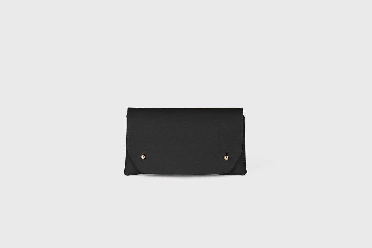 Tobacco Pouch Leather Black Minimalist Atelier Madre Manuel Dreesmann Barcelona Spain 1