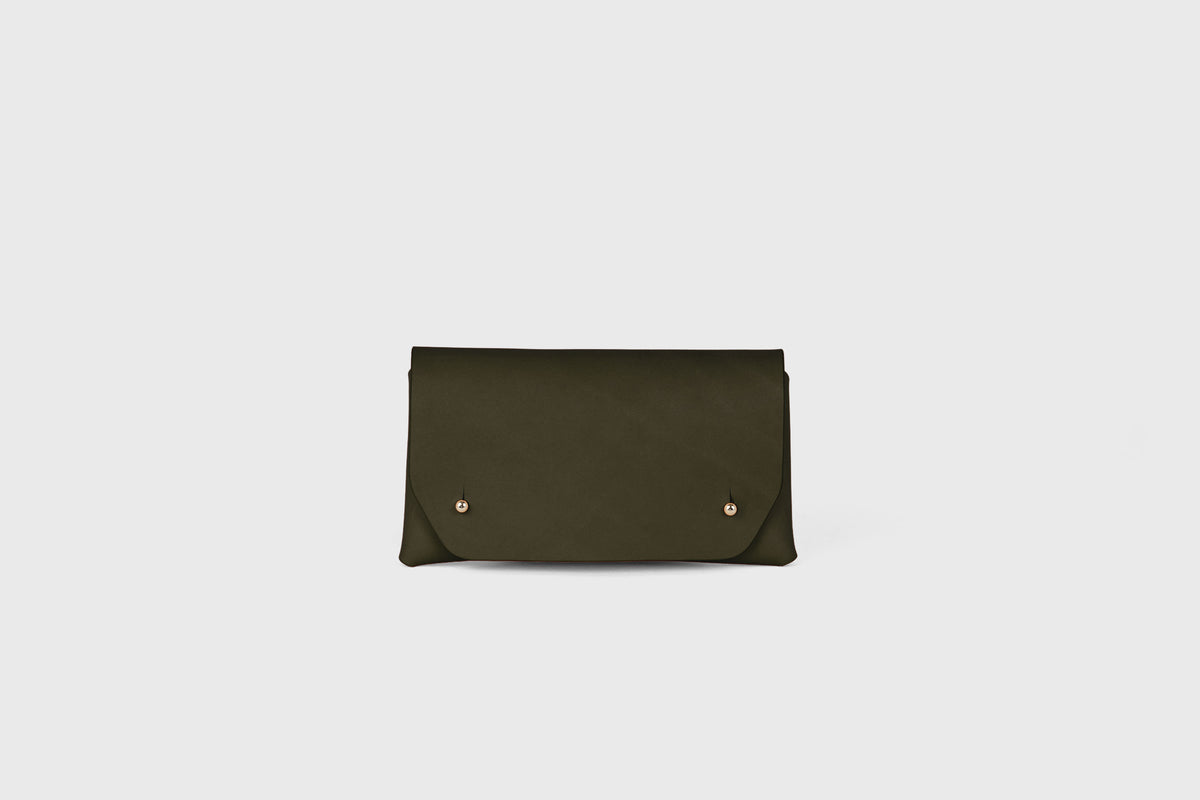 Tobacco Pouch Leather Olive Green Colour Minimalist Atelier Madre Manuel Dreesmann Barcelona Spain 1