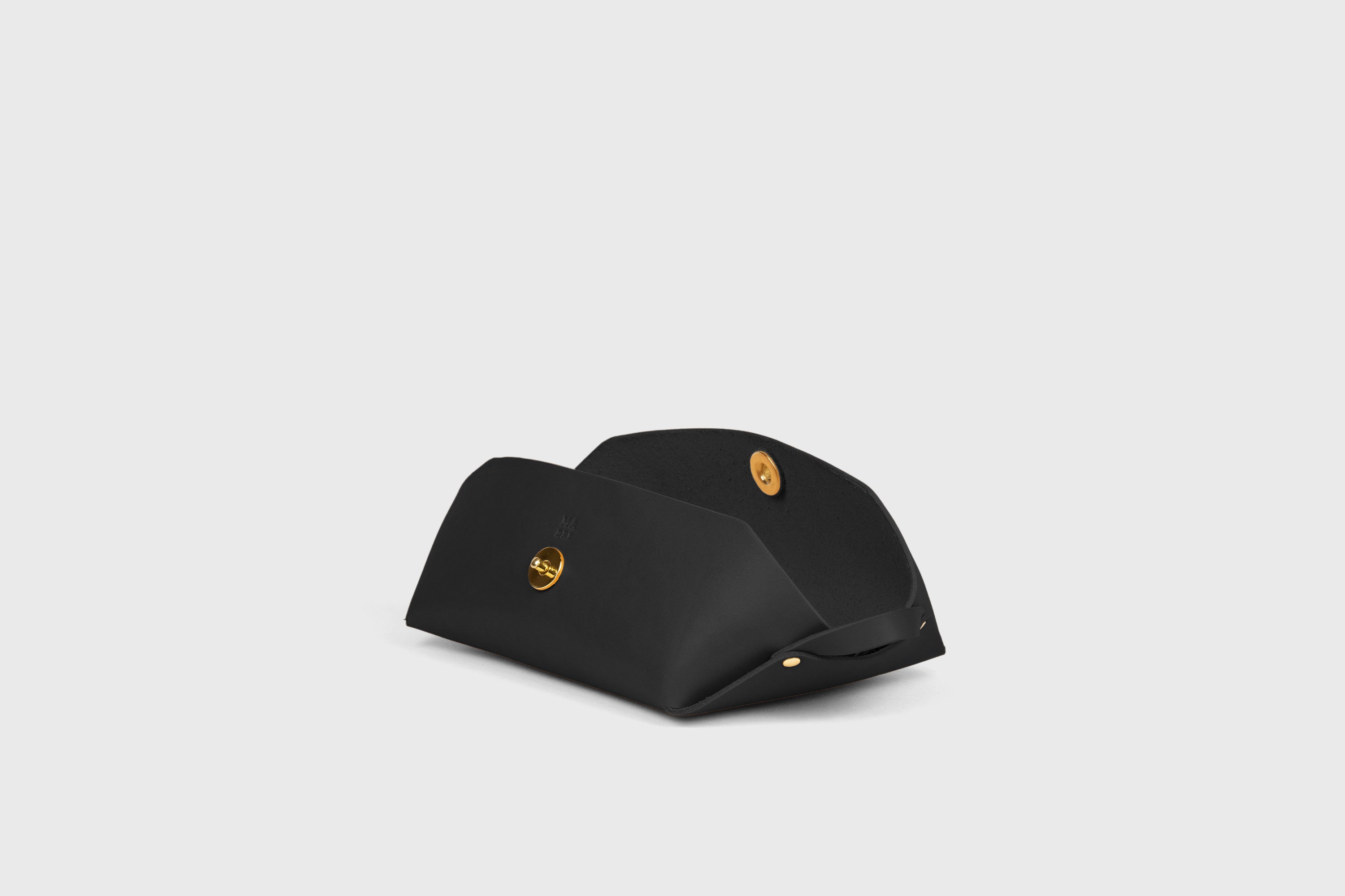 Cosmetic and Toiletry Bag Black Color Leather Dopp Kit Mens Woman's Pouch Makeup Case Minimalistic Modern Design Atelier Madre Manuel Dreesmann Barcelona Spain