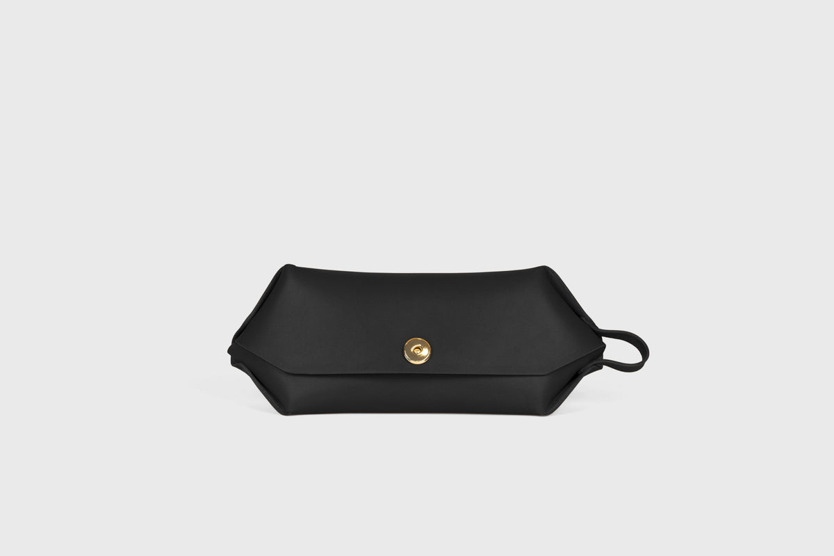 Toiletry Bag Black Color Leather Makeup Case Hygiene Dopp Kit Bag Modern Minimal Design Premium Quality Atelier Madre Manuel Dreesmann Barcelona Spain 5